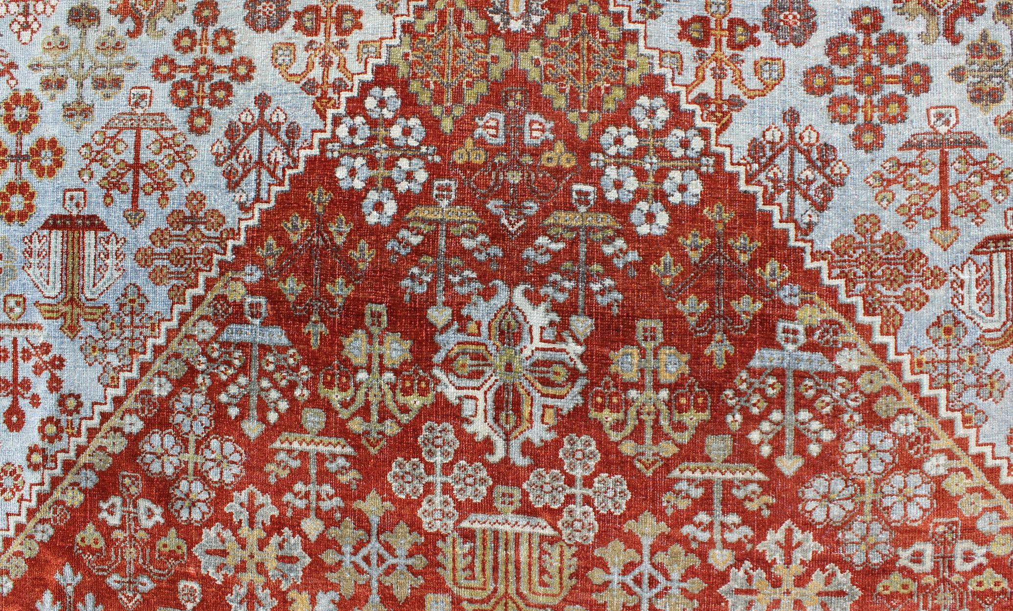 Antiker persischer Joshegan-Teppich mit geometrischem Medaillonmuster in Rost und Elfenbein im Angebot 1