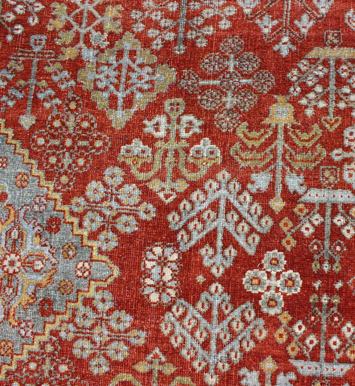 Antiker persischer Joshegan-Teppich mit geometrischem Medaillonmuster in Rost und Elfenbein im Angebot 3