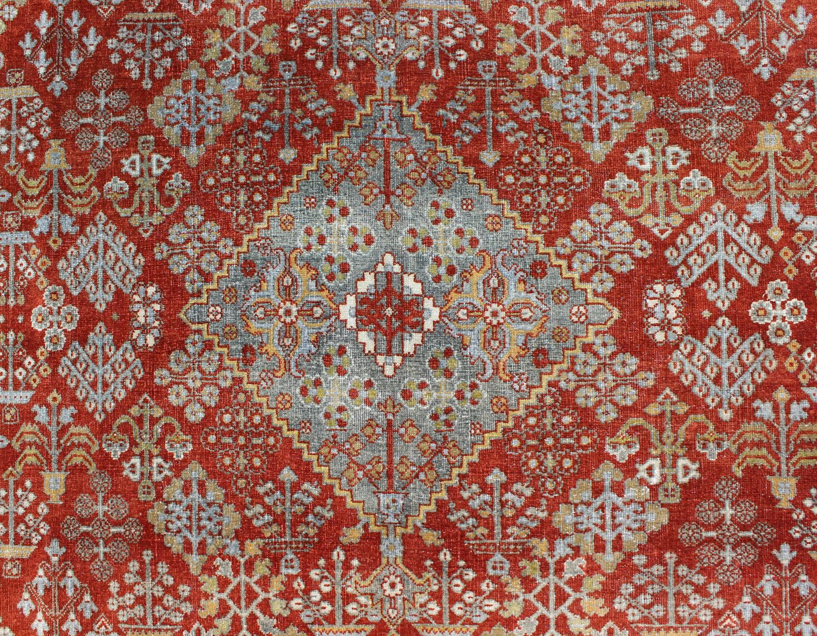 Antiker persischer Joshegan-Teppich mit geometrischem Medaillonmuster in Rost und Elfenbein (Wolle) im Angebot