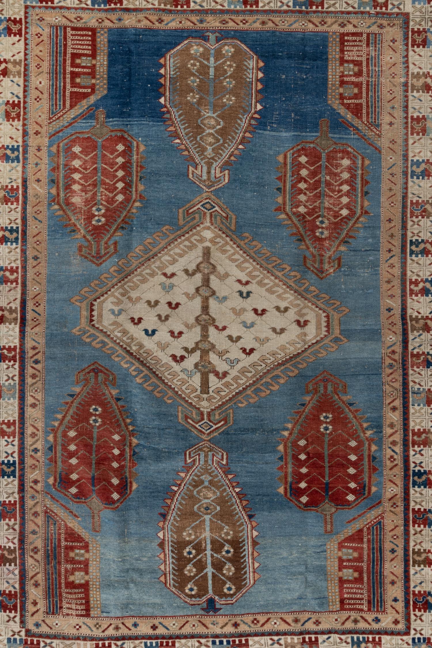 Tissé dans la région arménienne au début des années 1920, ce tapis du Karabagh présente un champ bleu brillant et des losanges en forme de graines aux détails multidimensionnels. Doux sous le pied, tissé avec de la laine de haute qualité par un