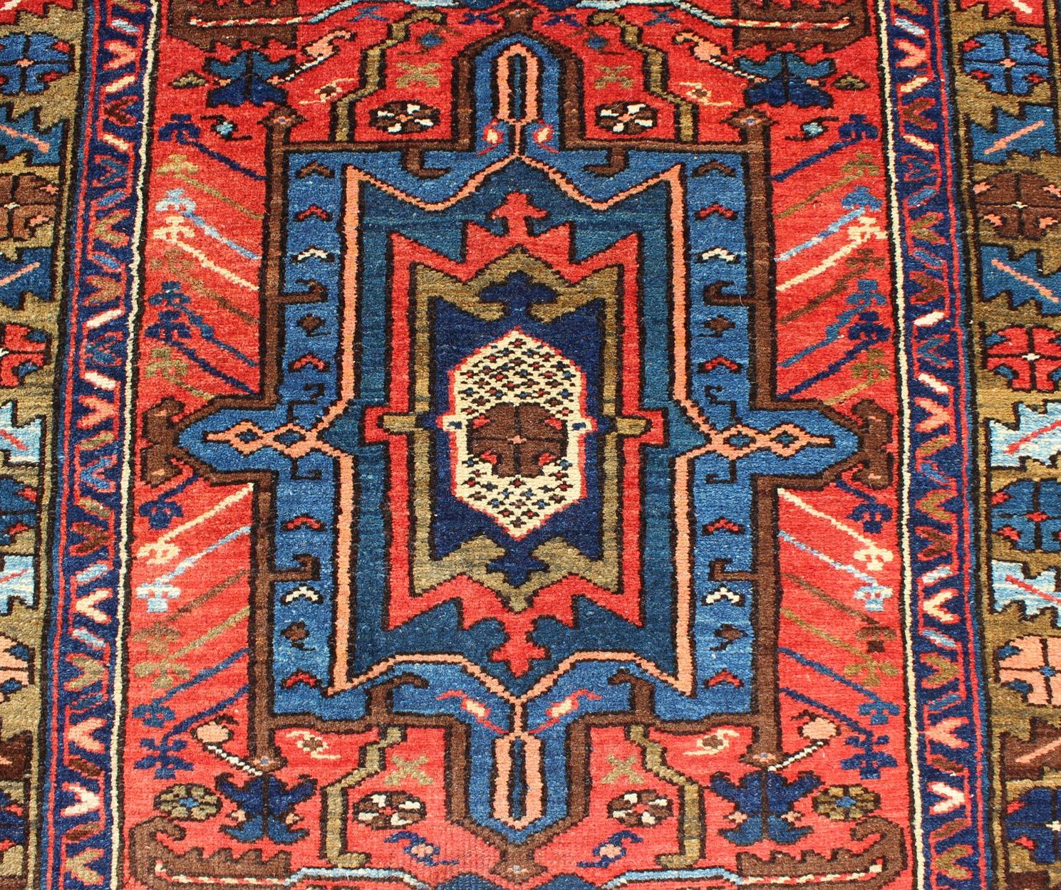 Antico runner persiano Karadjeh con medaglioni geometrici stratificati in rosso-arancio in vendita 5