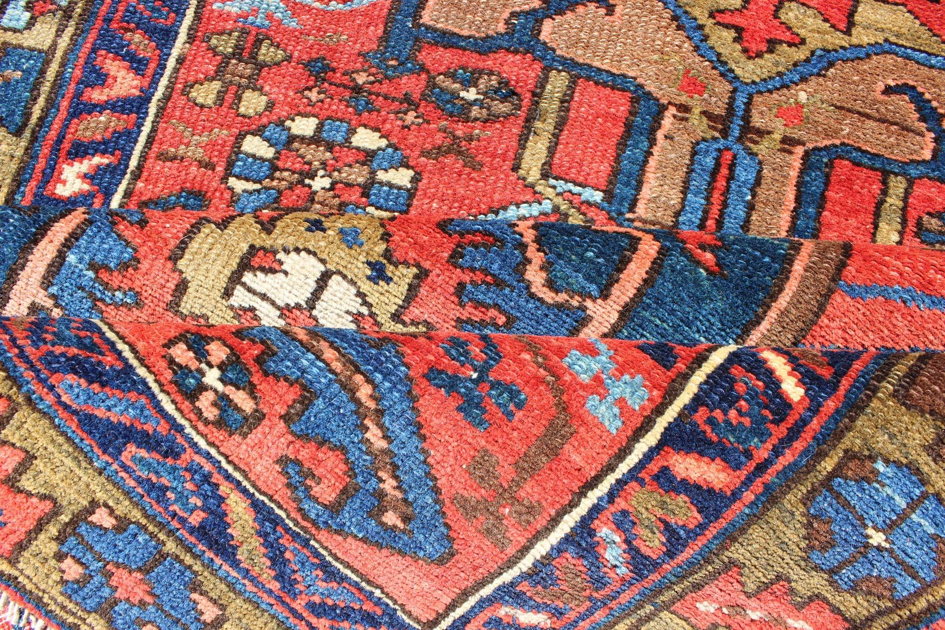 Annodato a mano Antico runner persiano Karadjeh con medaglioni geometrici stratificati in rosso-arancio in vendita