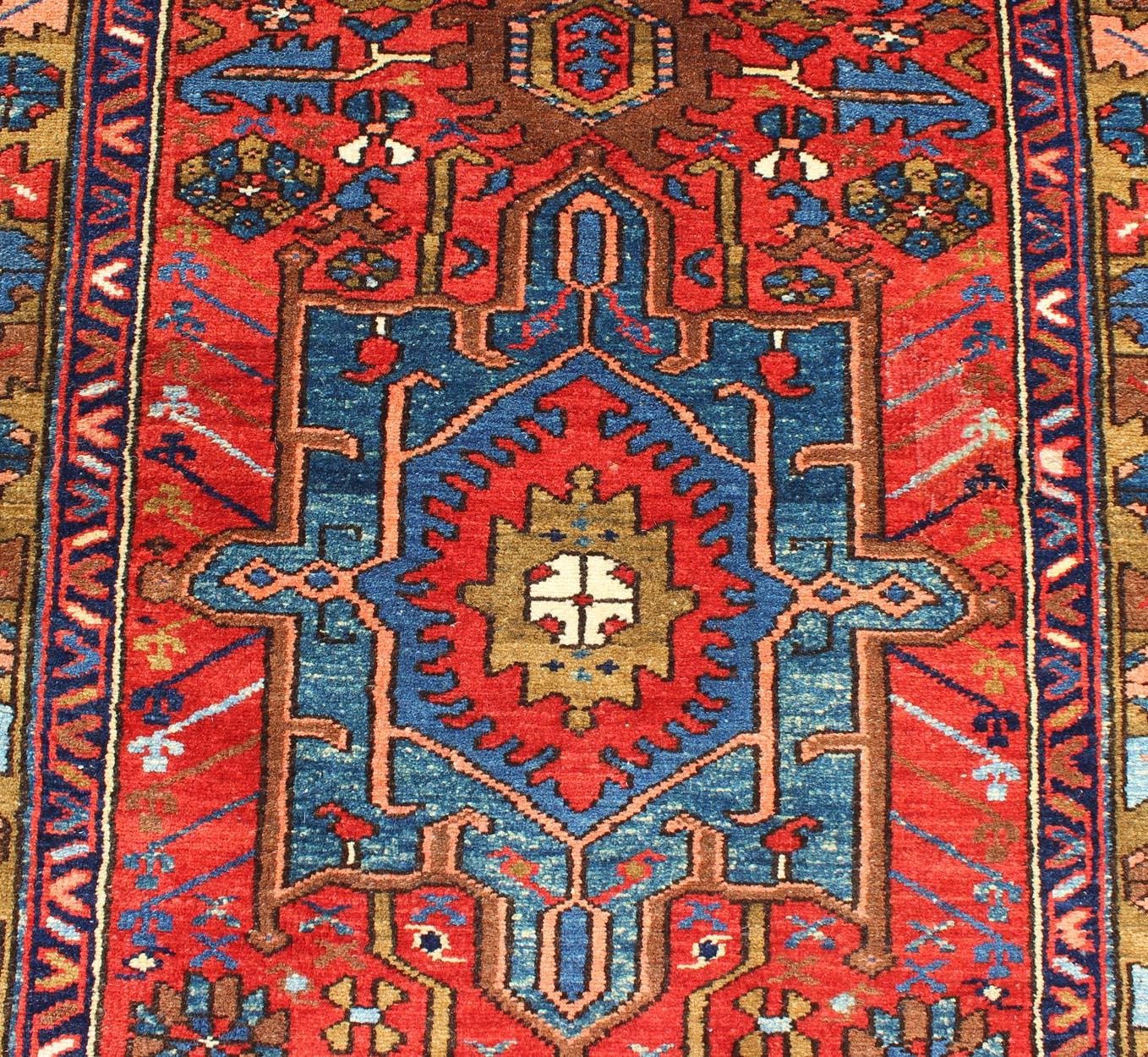 Inizio XX secolo Antico runner persiano Karadjeh con medaglioni geometrici stratificati in rosso-arancio in vendita