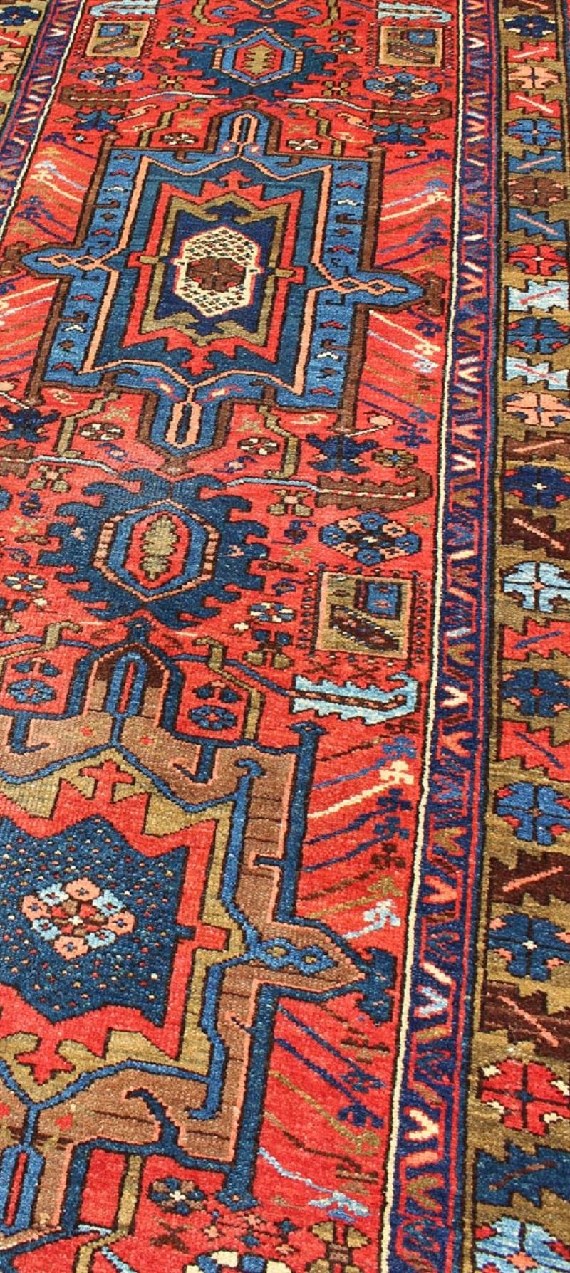 Antico runner persiano Karadjeh con medaglioni geometrici stratificati in rosso-arancio in vendita 1