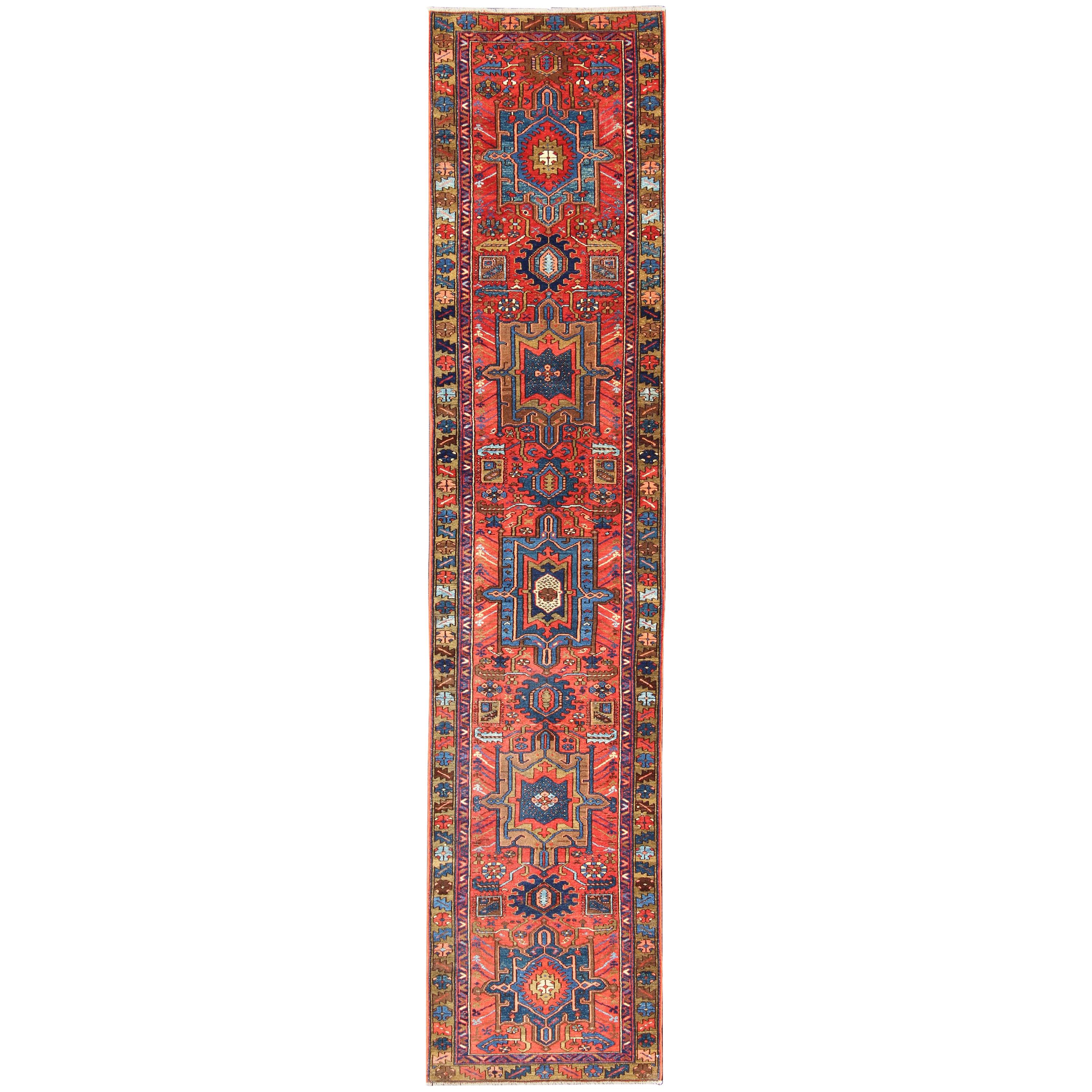 Tapis de couloir persan ancien Karadjeh avec médaillons géométriques superposés rouge-orange
