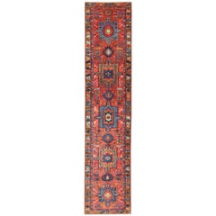 Antico runner persiano Karadjeh con medaglioni geometrici stratificati in rosso-arancio