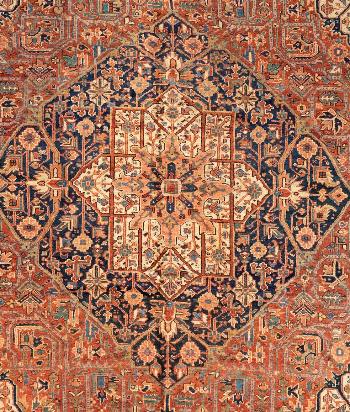 I tappeti antichi Karaja (Montagna Nera) sono tessuti in Iran vicino al confine con il Caucaso e quindi presentano stili e motivi caucasici. Questo tappeto misura 9,7 x 11,8 piedi e risale al 1930-1940 circa.