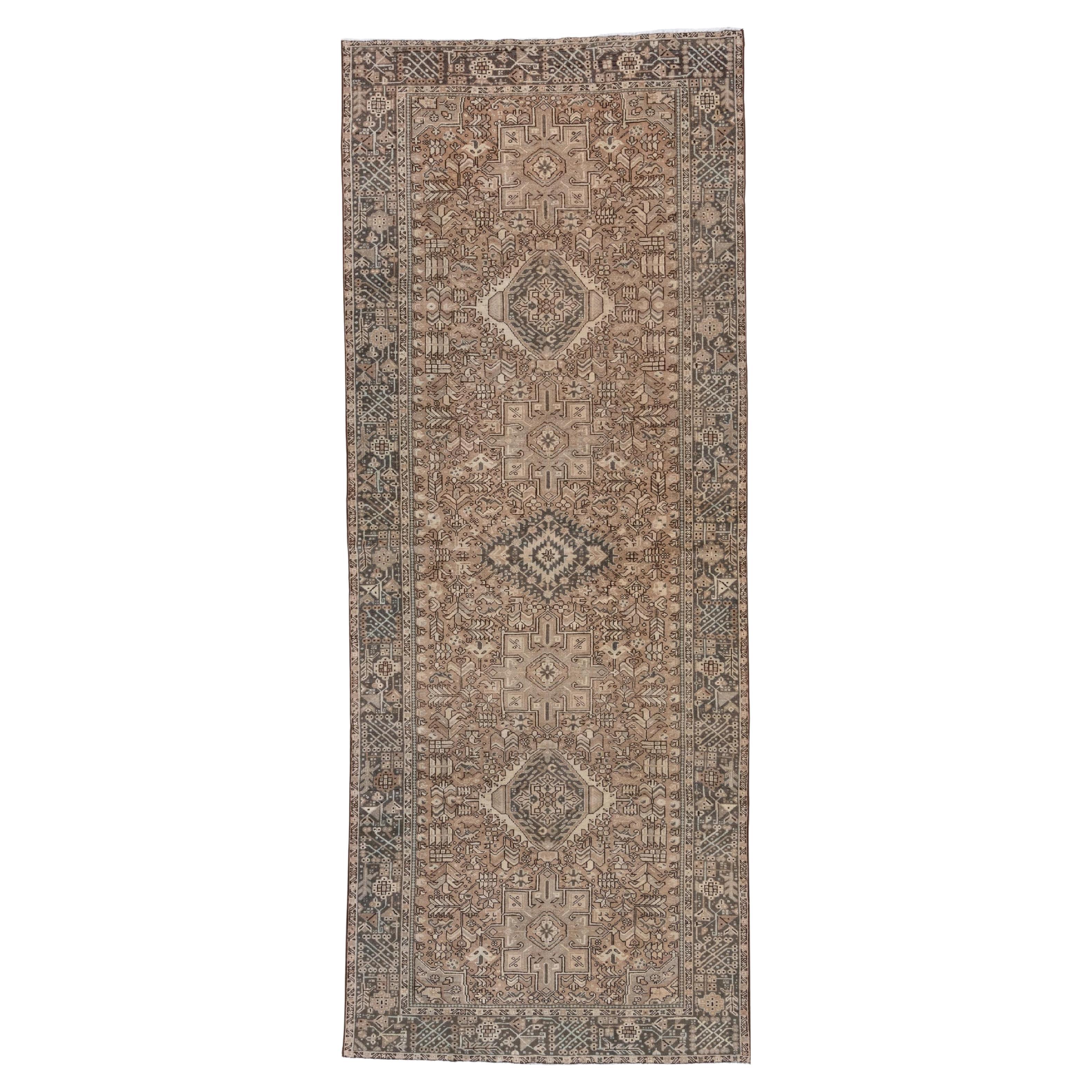 Tapis persan ancien de la galerie Karaje, champ brun clair, magnifiques bordures