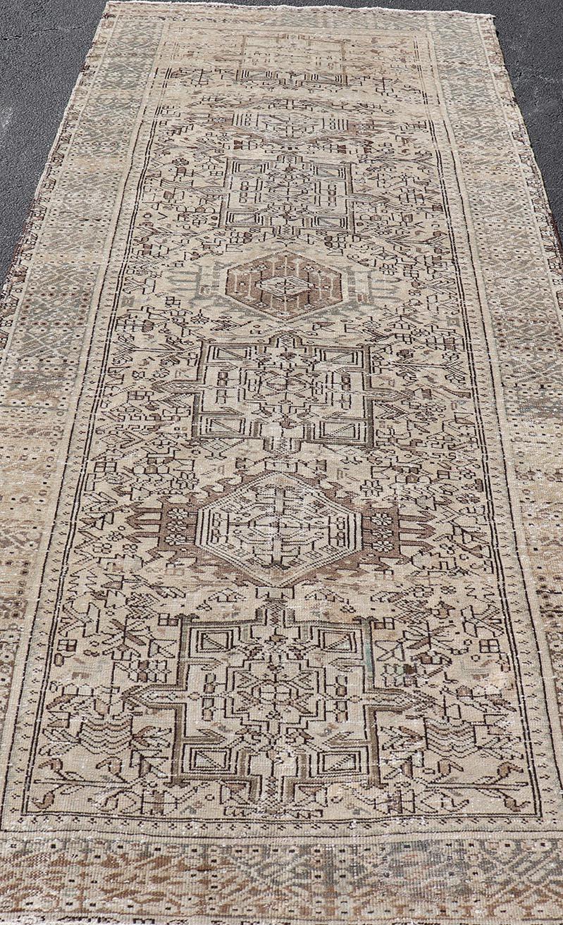 Antiker persischer Karajeh-Galerie-Teppich aus Karajeh mit geometrischem Medaillon-Design 4'10 x 12'3 im Angebot 2