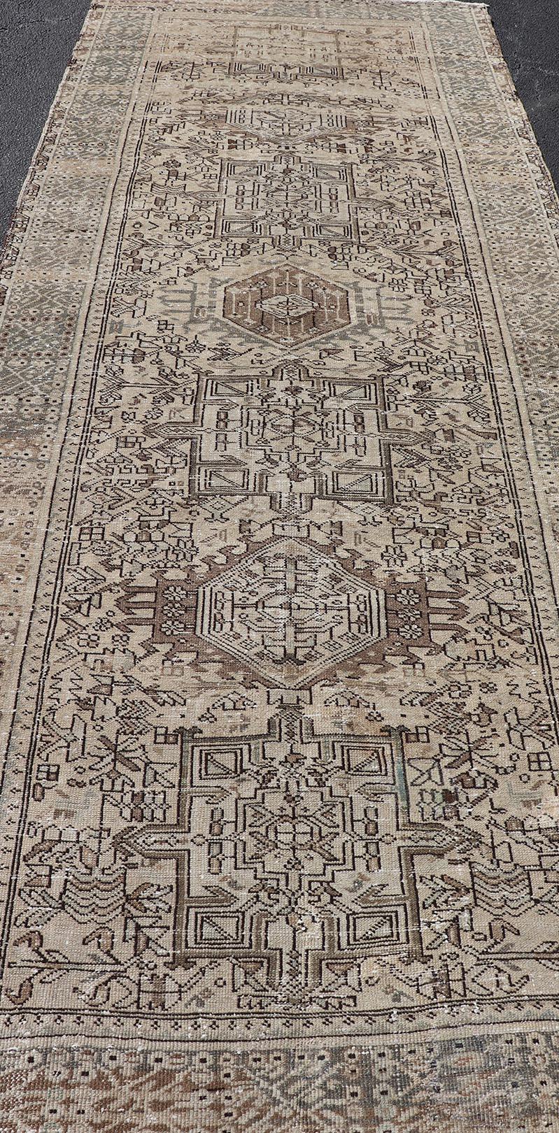 Antiker persischer Karajeh-Galerie-Teppich aus Karajeh mit geometrischem Medaillon-Design 4'10 x 12'3 im Angebot 3