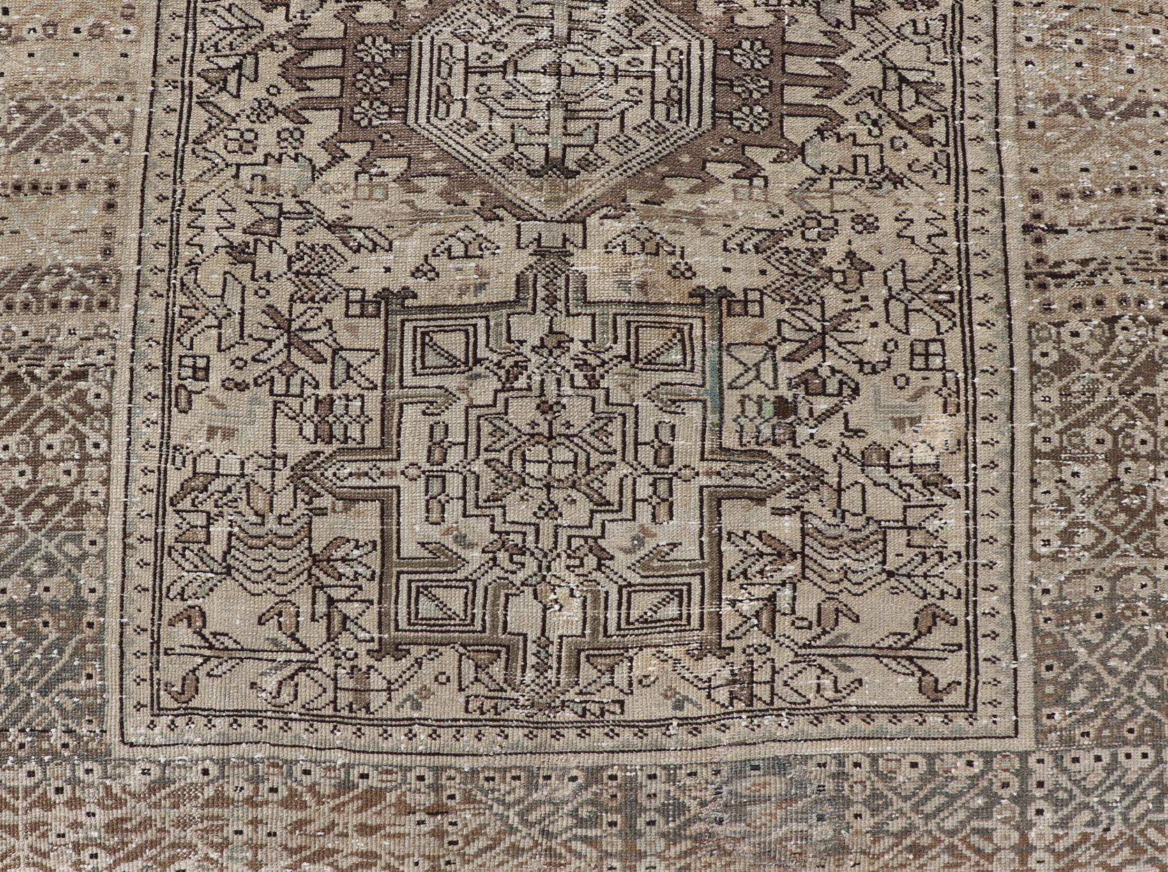 Antiker persischer Karajeh-Galerie-Teppich aus Karajeh mit geometrischem Medaillon-Design 4'10 x 12'3 im Angebot 6