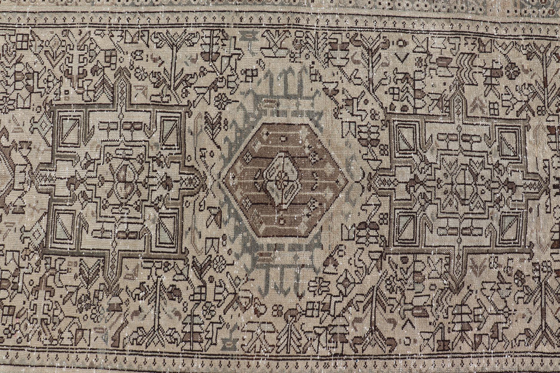 Maße: 4'10 x 12'3 
Antiker persischer Karajeh Gallery-Teppich mit geometrischem Medaillon-Design 4'10 x 12'3. Keivan Woven Arts/ rug/X23-0109, Herkunftsland / Typ: Iran / Karajeh, um 1940.

Dieser bemerkenswerte antike persische