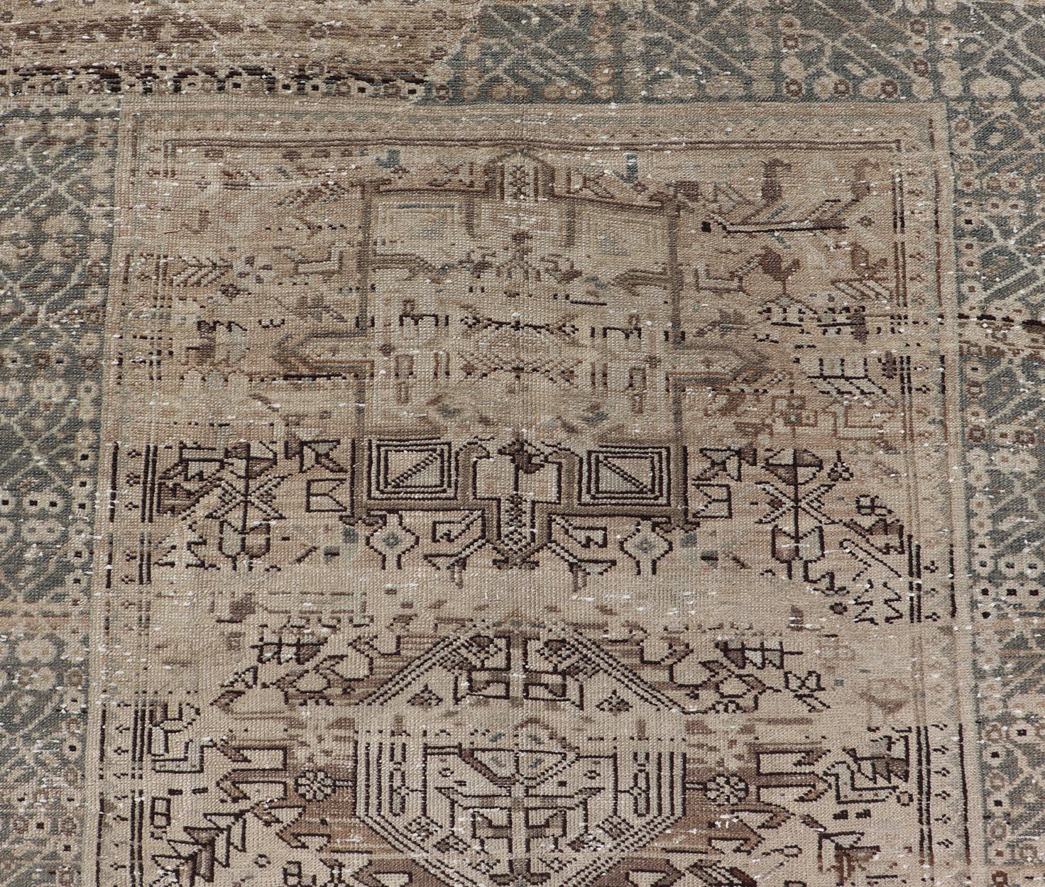 Antiker persischer Karajeh-Galerie-Teppich aus Karajeh mit geometrischem Medaillon-Design 4'10 x 12'3 (Heriz Serapi) im Angebot