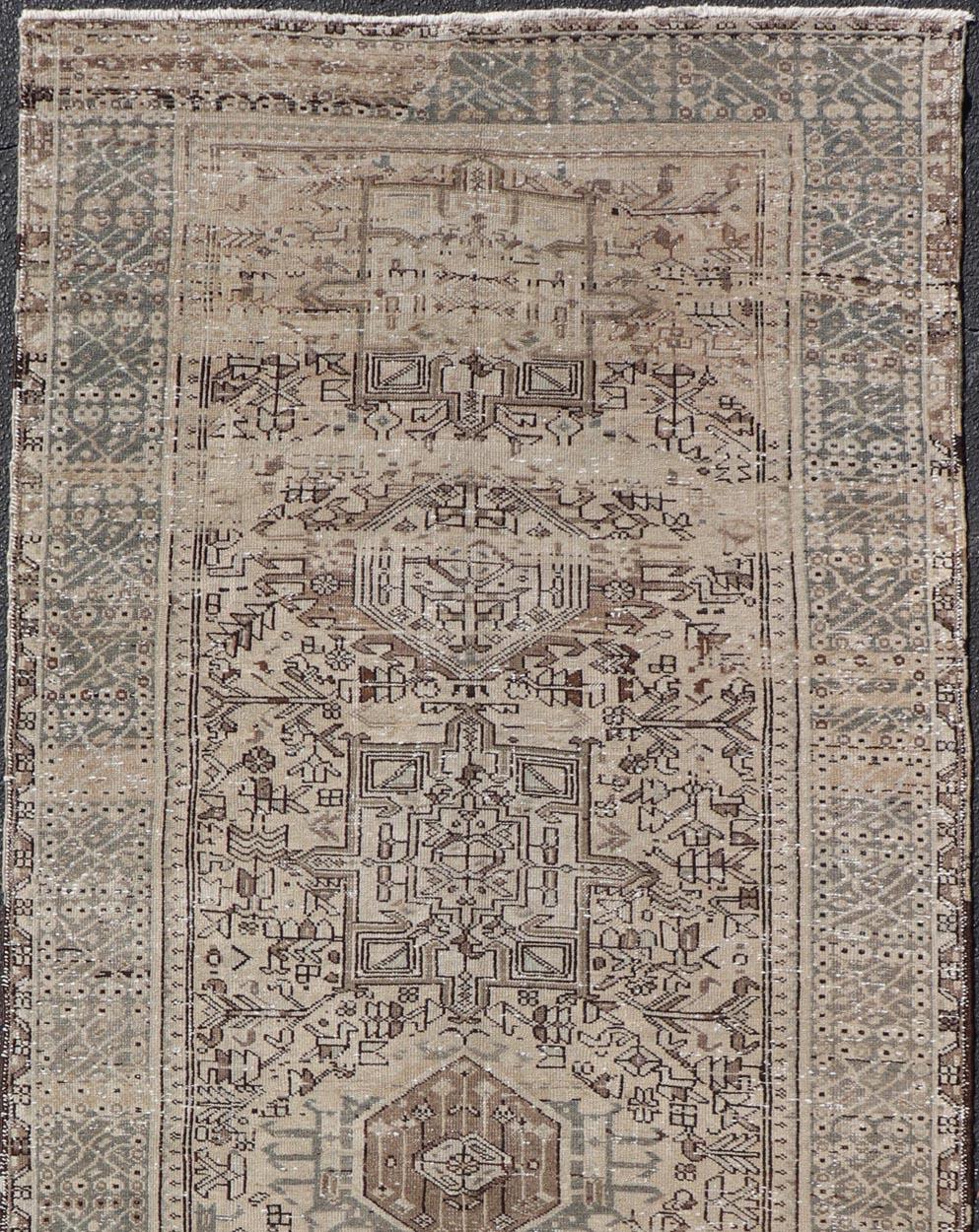 Antiker persischer Karajeh-Galerie-Teppich aus Karajeh mit geometrischem Medaillon-Design 4'10 x 12'3 (Persisch) im Angebot
