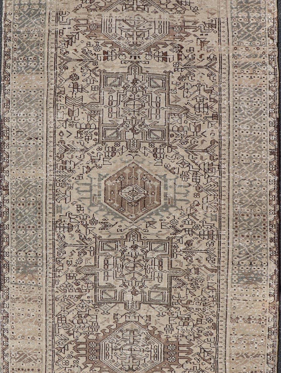 Antiker persischer Karajeh-Galerie-Teppich aus Karajeh mit geometrischem Medaillon-Design 4'10 x 12'3 (Handgeknüpft) im Angebot
