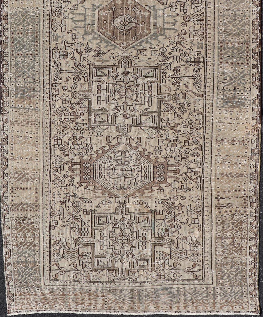 Antiker persischer Karajeh-Galerie-Teppich aus Karajeh mit geometrischem Medaillon-Design 4'10 x 12'3 im Zustand „Gut“ im Angebot in Atlanta, GA
