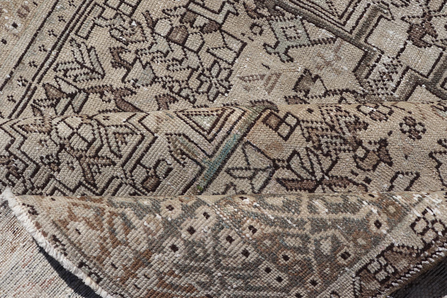Antiker persischer Karajeh-Galerie-Teppich aus Karajeh mit geometrischem Medaillon-Design 4'10 x 12'3 (Wolle) im Angebot