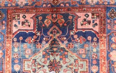 Antigua alfombra persa Karajeh con medallones geométricos en verde, azul y rojo