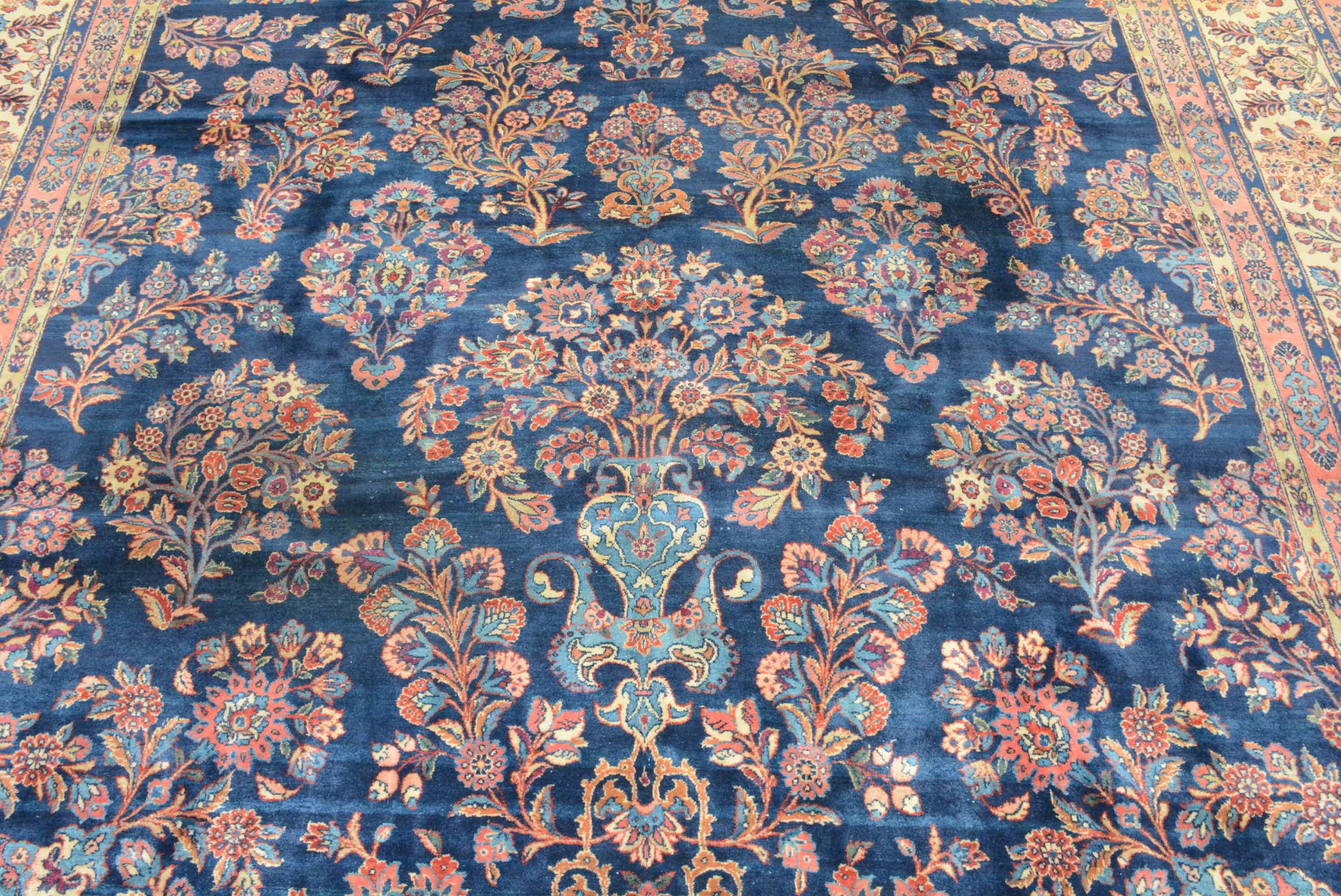 Kashan-Teppiche, die in Zentralpersien hergestellt werden, sind bekannt für ihre weichen, raffinierten und fließenden kurvilinearen Muster.  Die meisten Exemplare haben große Mittelmedaillons und Eckzwickel.  Dieser einzigartige und sehr dekorative