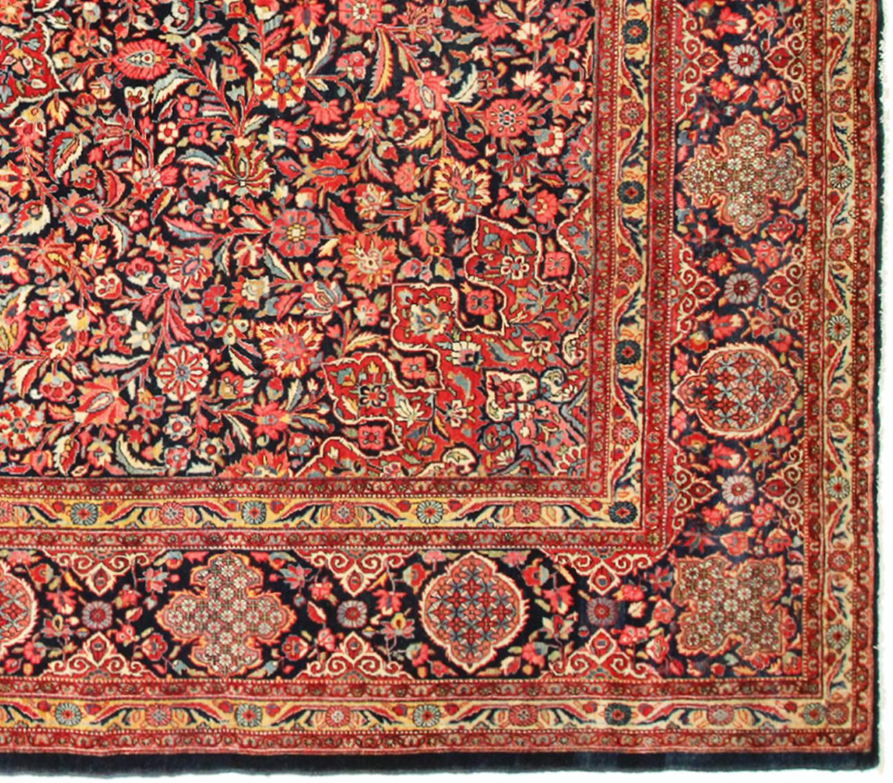 Noué à la main Tapis persan ancien Kashan Dabir Oriental, avec médaillon et couleurs douces en vente