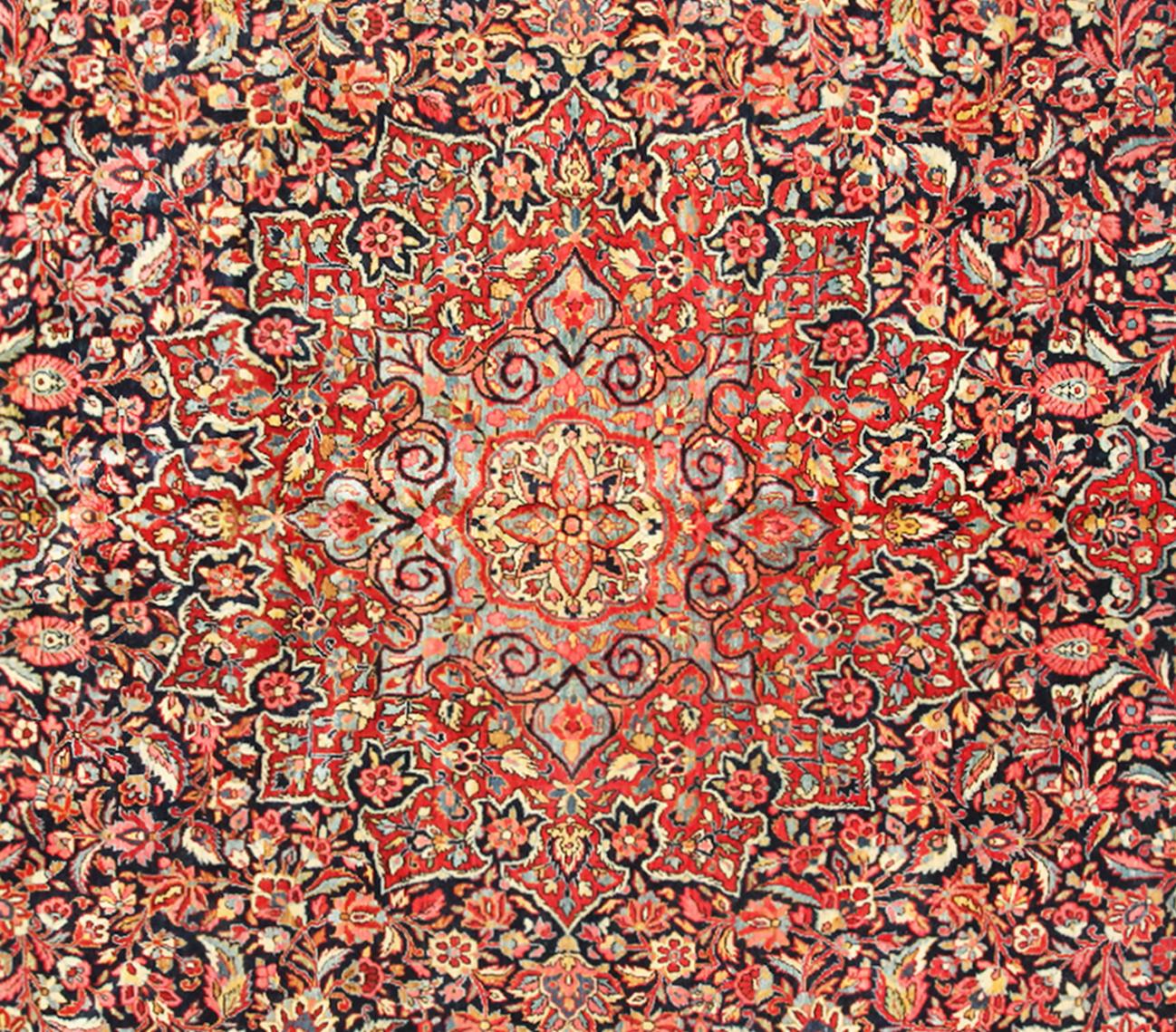 Antiker persischer Kashan-Dabir- Orientalischer Teppich, mit Medaillon und weichen Farben im Zustand „Gut“ im Angebot in New York, NY