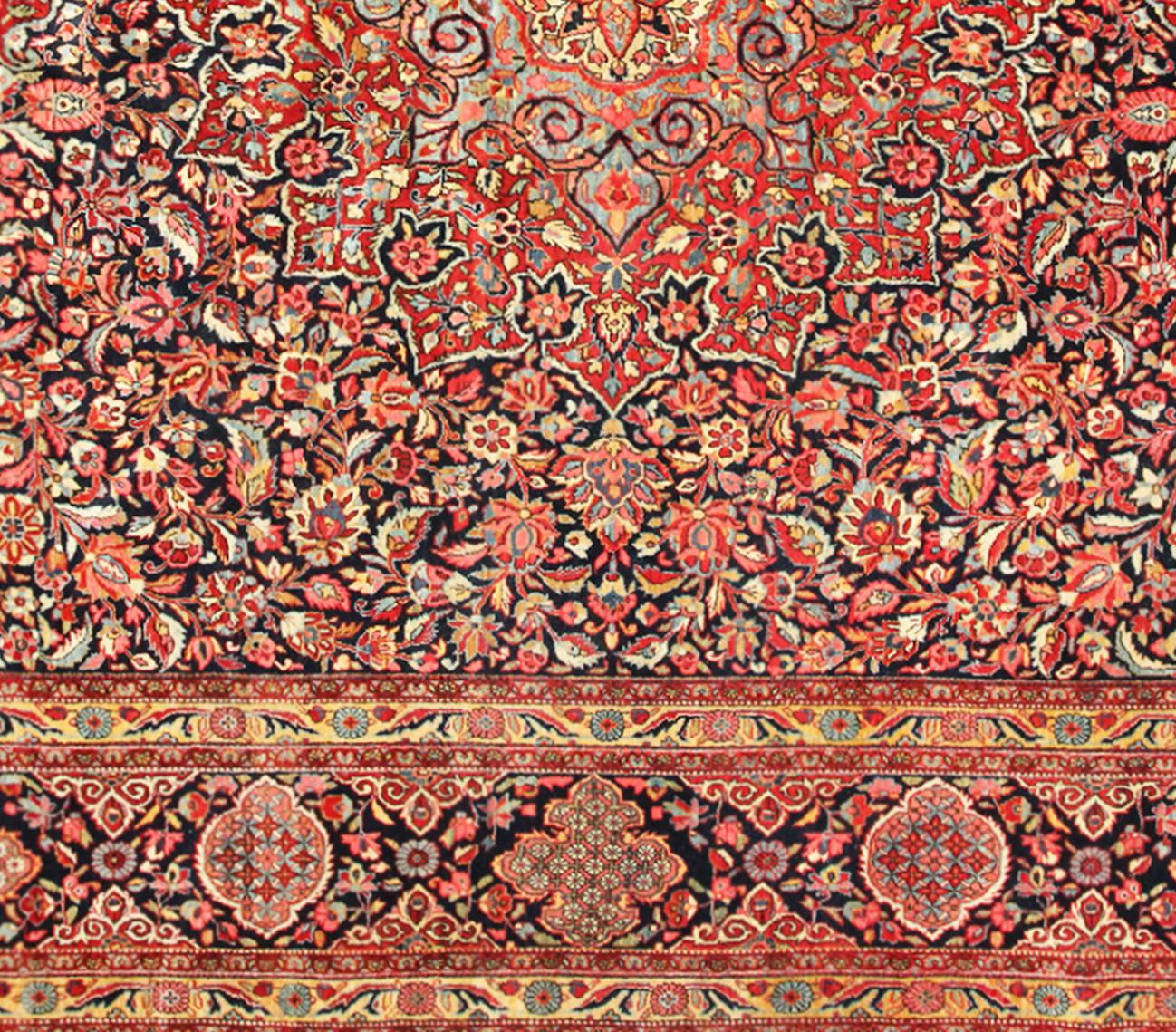 Début du 20ème siècle Tapis persan ancien Kashan Dabir Oriental, avec médaillon et couleurs douces en vente