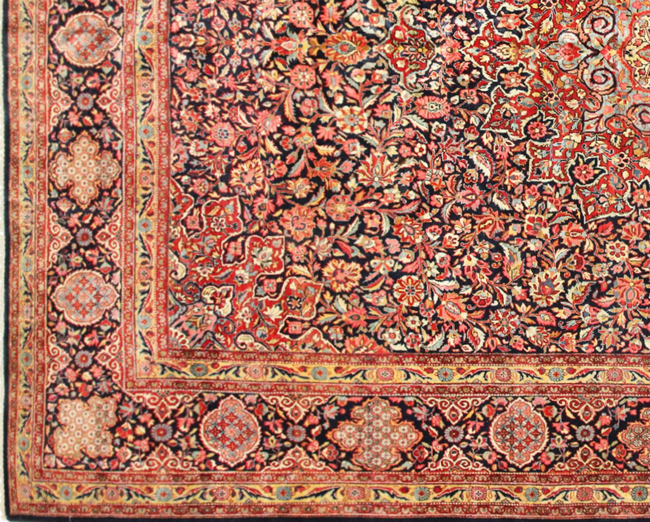 Laine Tapis persan ancien Kashan Dabir Oriental, avec médaillon et couleurs douces en vente