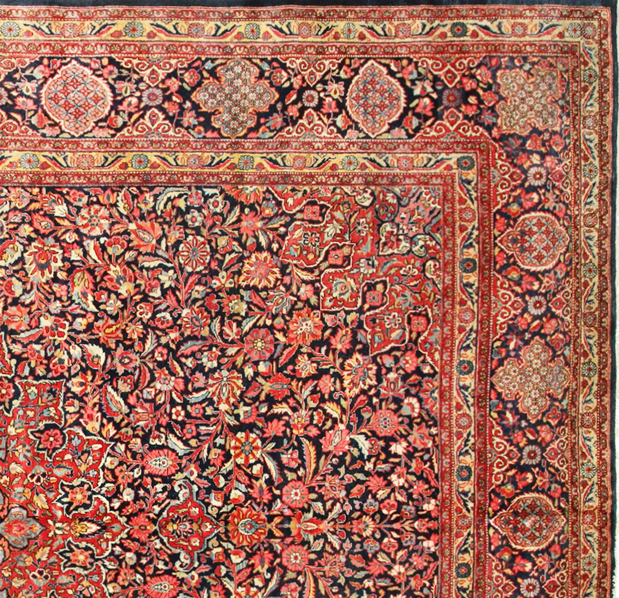 Antiker persischer Kashan-Dabir- Orientalischer Teppich, mit Medaillon und weichen Farben im Angebot 1