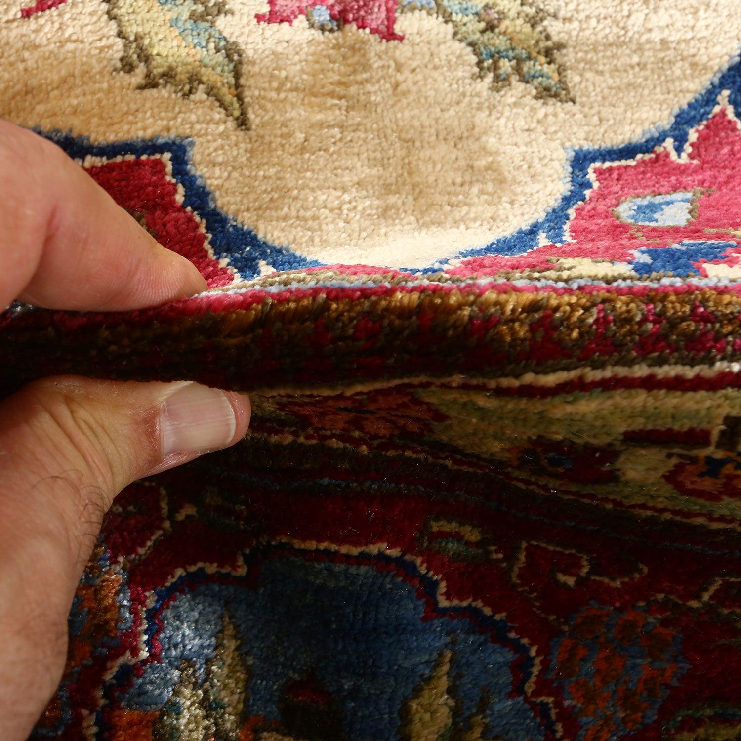 Tappeto Kashan Dabir antico in seta 6'10x4'3
 
 Key Detail:
 Pile: Seta
 Fondazione: Seta
 Origine: Kashan Dabir
 Design: l'albero della vita
 Età approssimativa: 100 anni
 Qualità (KPI): 300
 Condizioni: Molto buono
 Dimensioni: 6'10x4'3
 Numero di