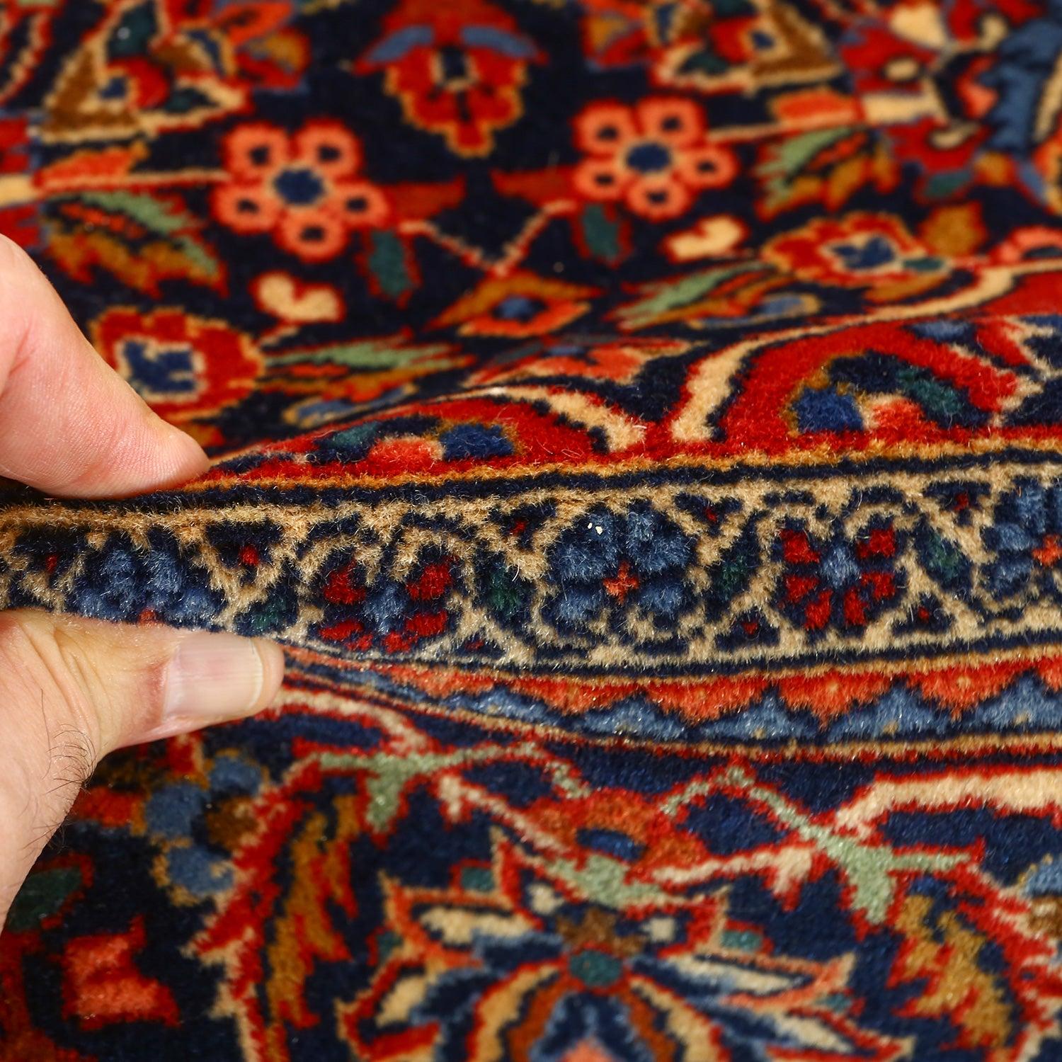 Tapis ancien Kashan Dabir en laine et coton 6'10x4'5
 
 Détails clés :
 Pile:Laine
 Base : coton
 Origine : Kashan Dabir
 Design/One : Médaillon central
 Âge approximatif : 100 ans
 Qualité (KPI) : 275
 Condit : Très bon
 Dimension : 6'10x4'5
