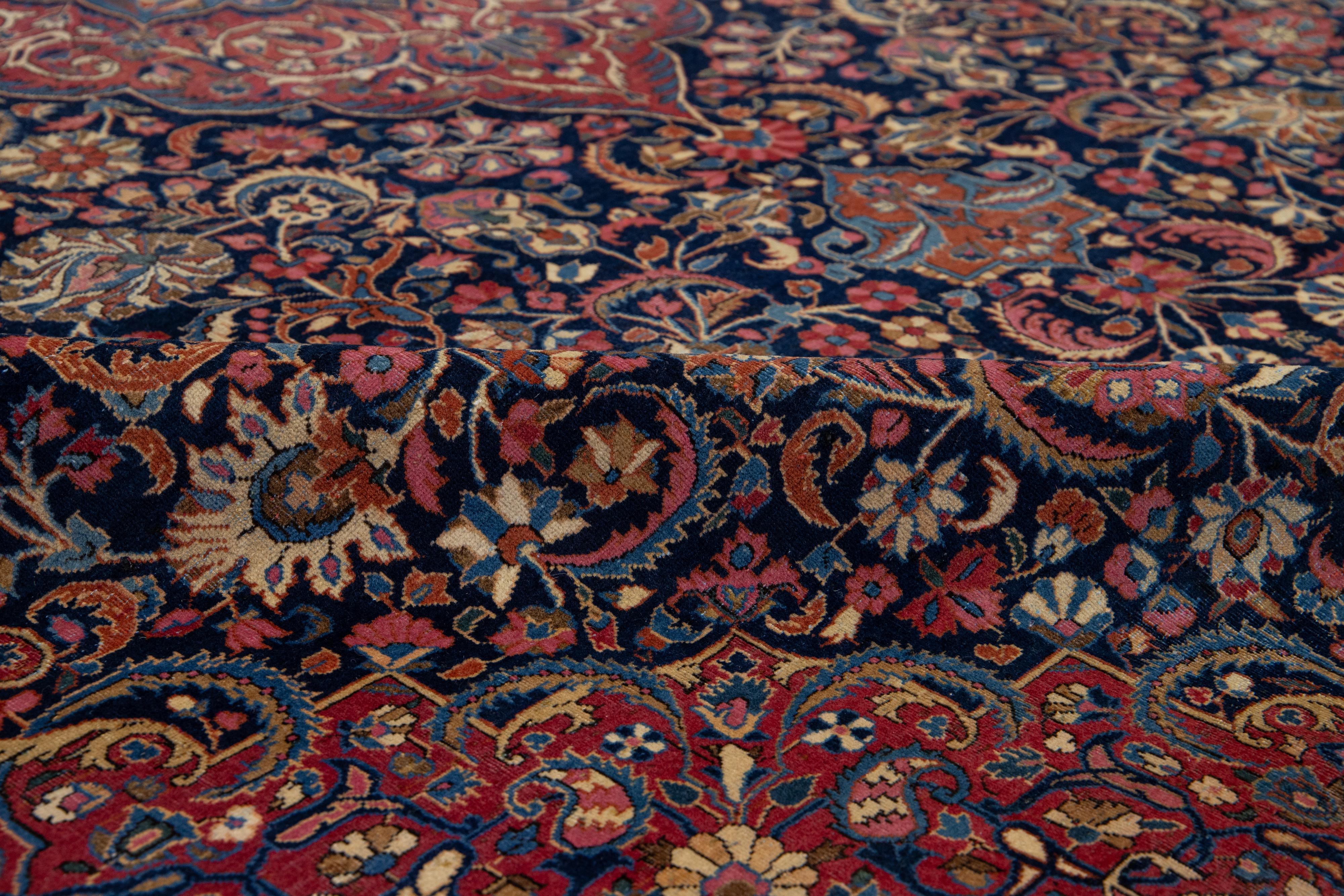 Ancien tapis persan Kashan fait à la main en laine bleu avec médaillon en vente 3