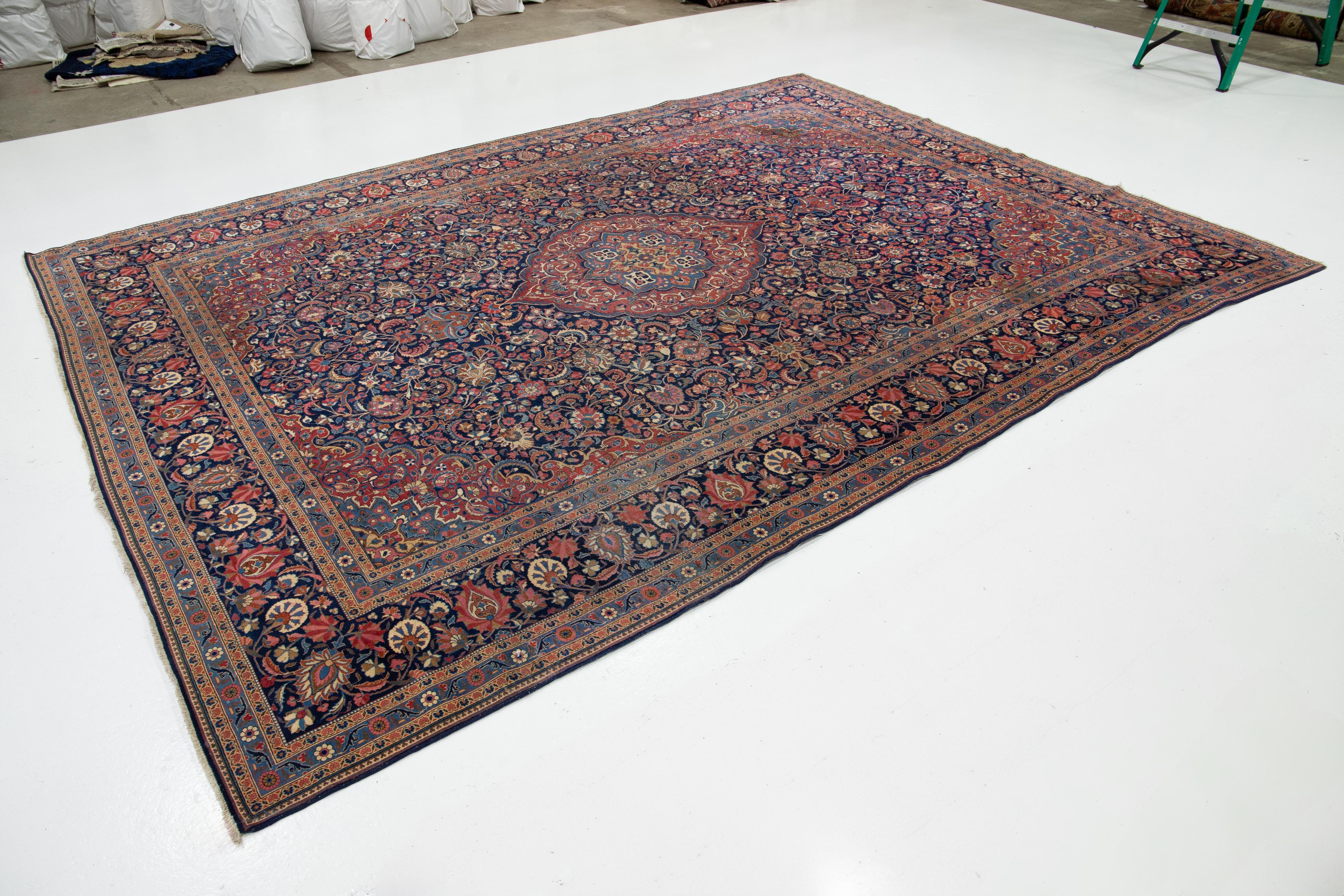 Perse Ancien tapis persan Kashan fait à la main en laine bleu avec médaillon en vente