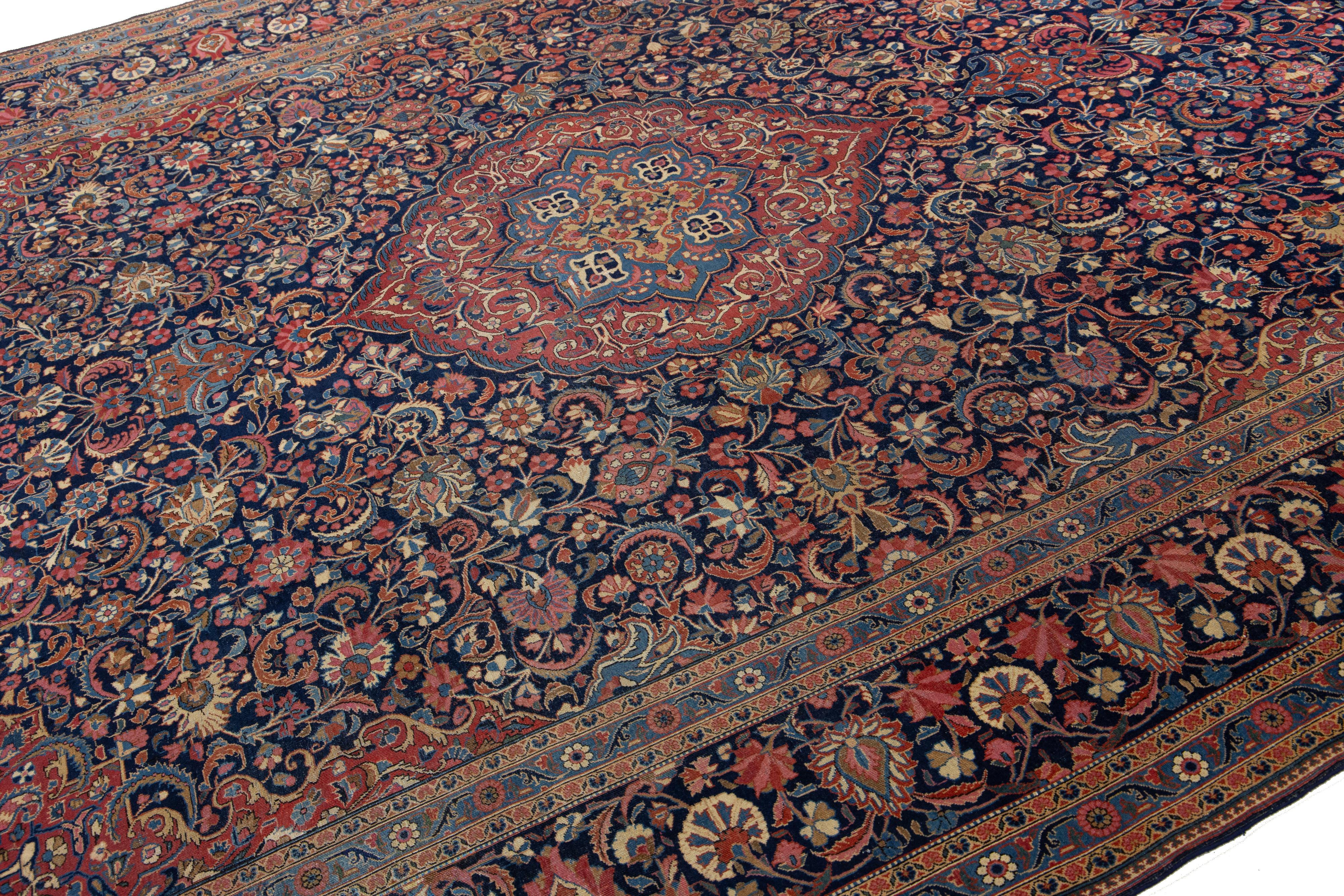 Noué à la main Ancien tapis persan Kashan fait à la main en laine bleu avec médaillon en vente