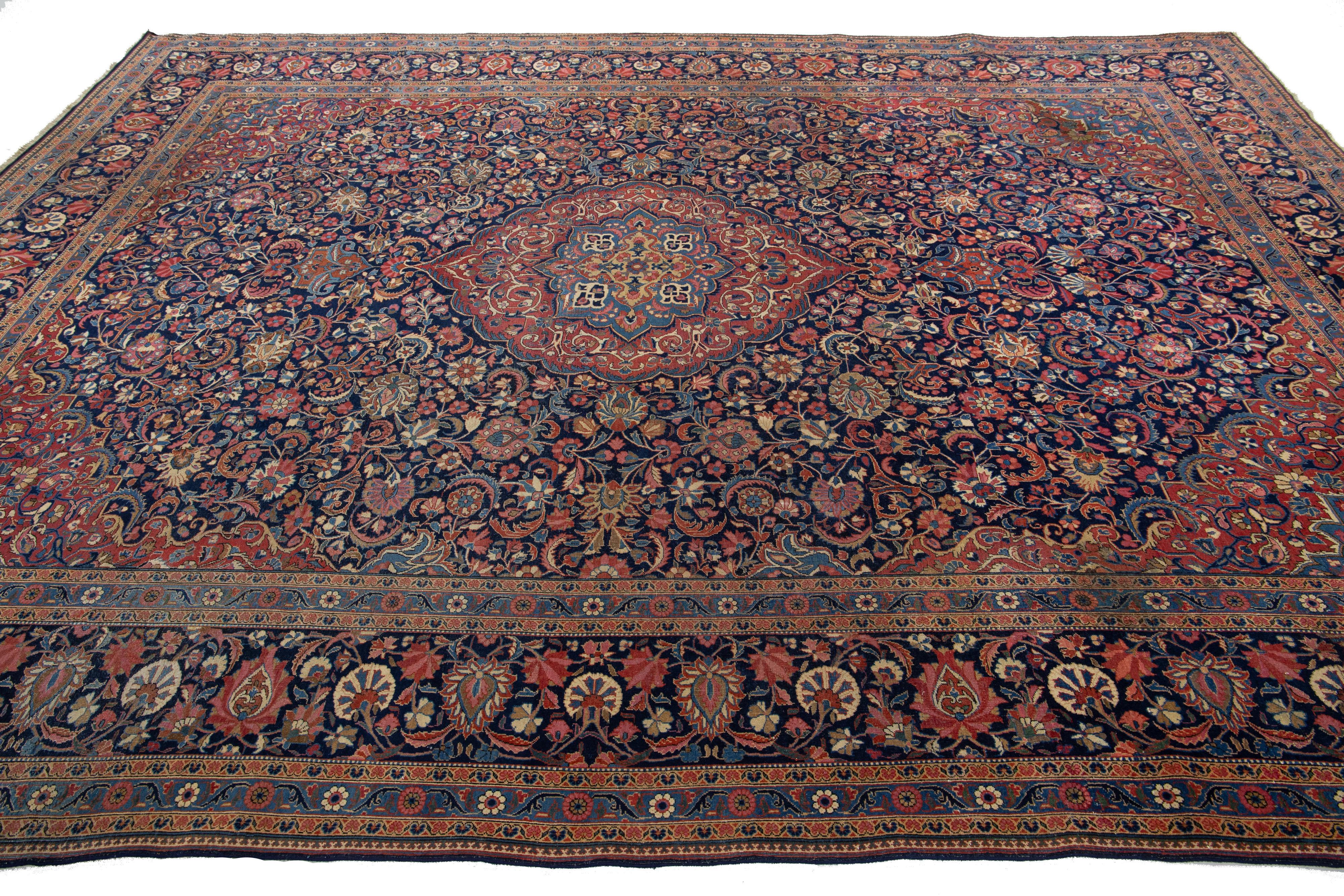 20ième siècle Ancien tapis persan Kashan fait à la main en laine bleu avec médaillon en vente