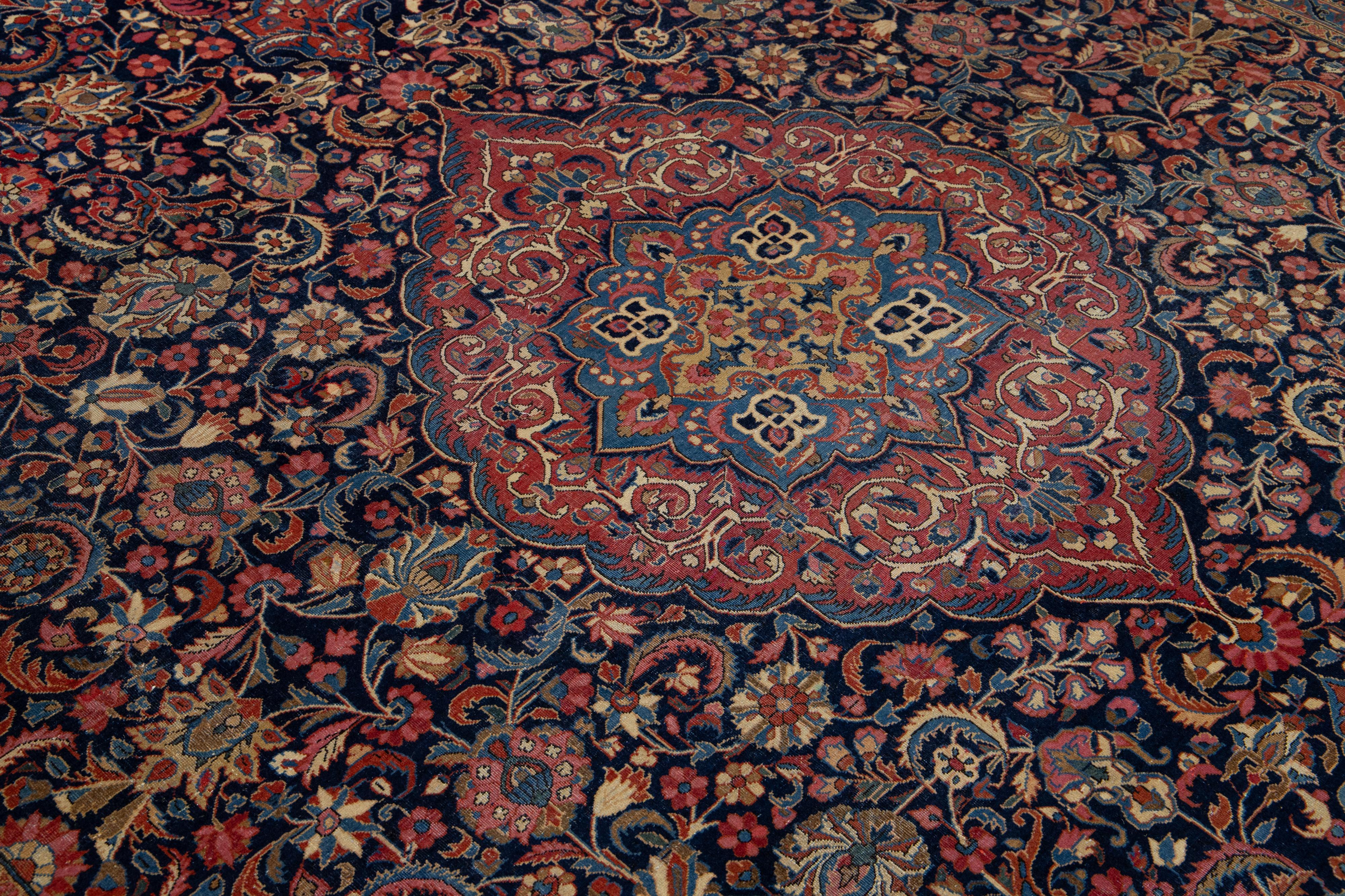 Ancien tapis persan Kashan fait à la main en laine bleu avec médaillon en vente 2