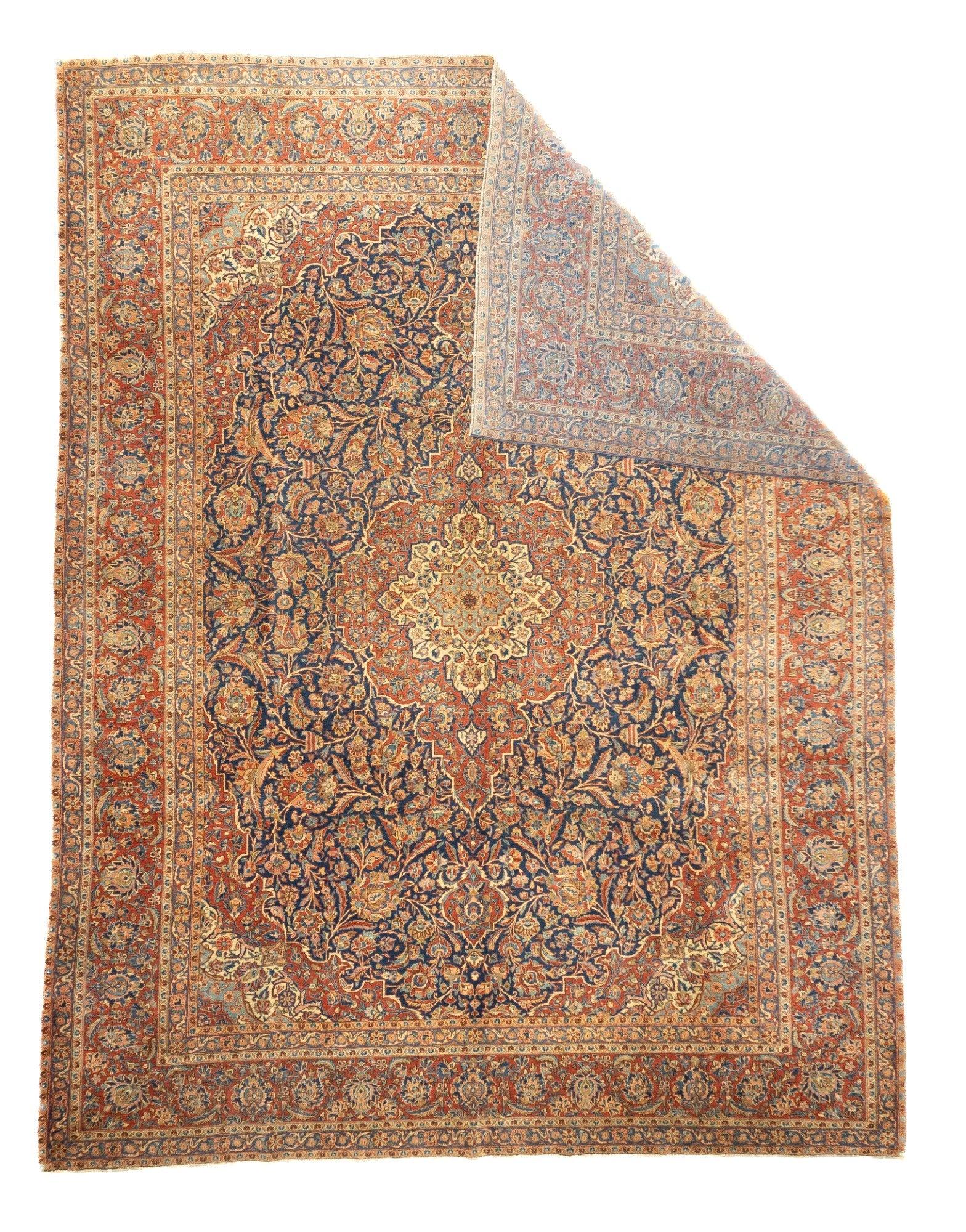 Antiker persischer Kashan-Teppich 8'8'' x 11'4''. Dieser zentralpersische Stadtteppich aus der Zwischenkriegszeit mit rotem/dunkelblauem/cremefarbenem Medaillon zeigt eine dichte Bedeckung mit Palmetten, gegabelten Stängeln und Röschen, während das