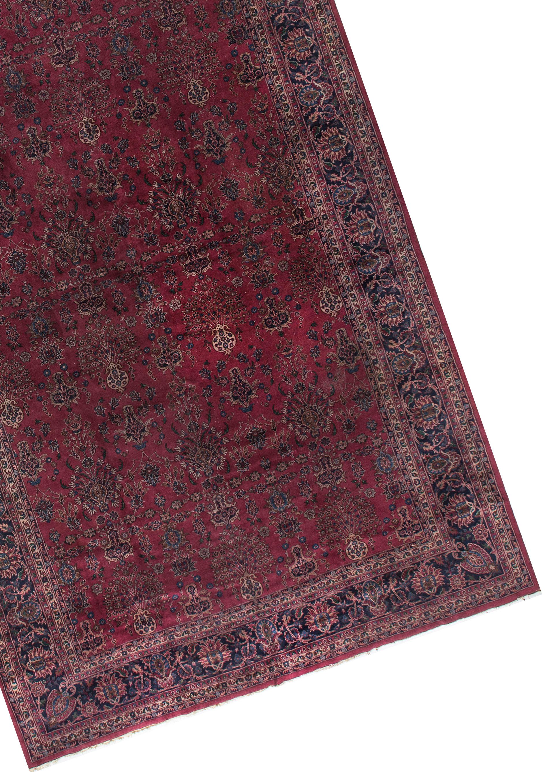 Antiker persischer Kaschan-Teppich, um 1900. Wunderschöne Blumenmuster füllen das Hauptfeld, und alles ist mit einer wunderschönen marineblauen Bordüre eingefasst, die das Blumenthema wiederholt. Diese Bordüre selbst ist von zwei elfenbeinfarbenen