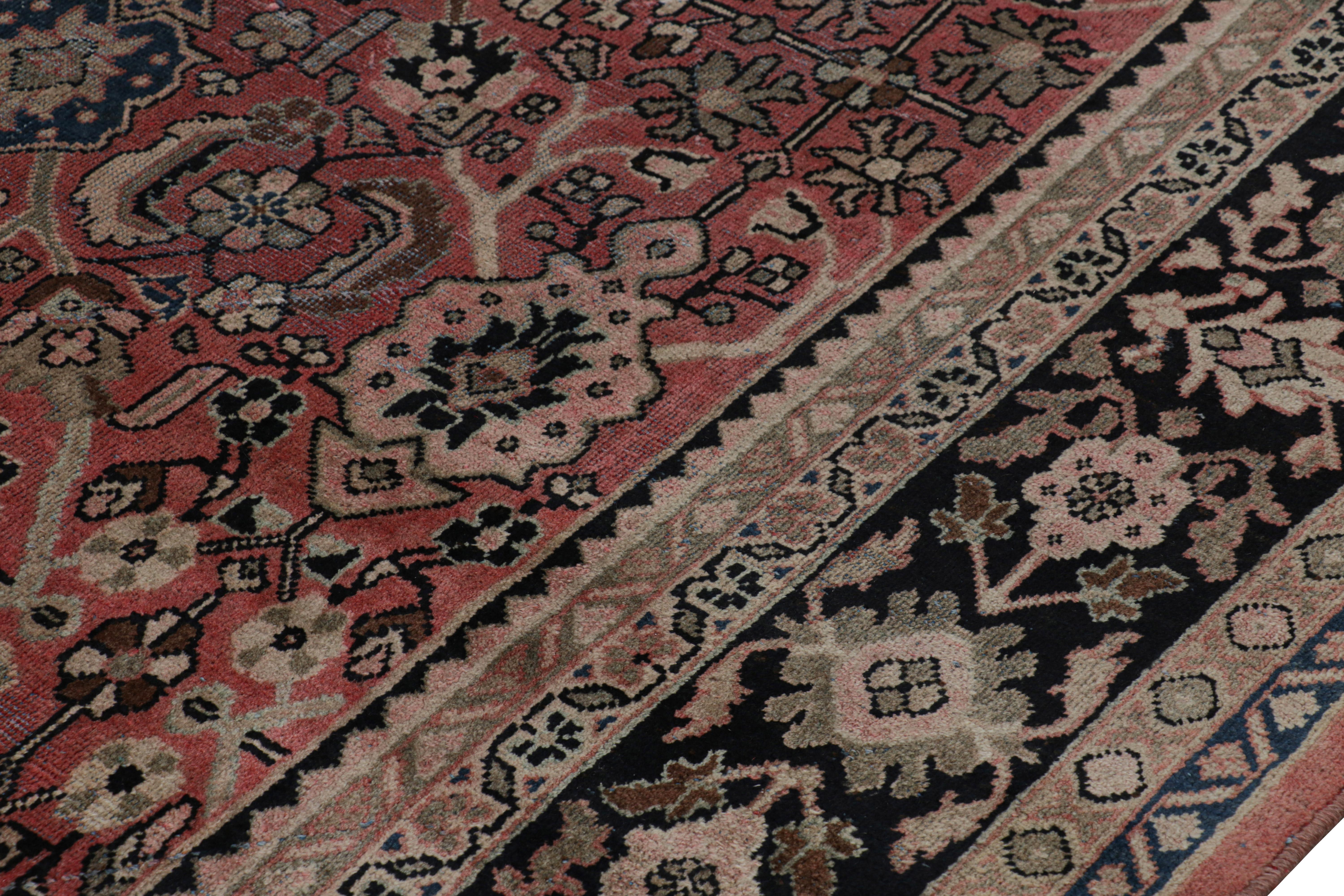 Antiker persischer Kashan Teppich in Burgund mit floralen Mustern, von Rug & Kilim (Kaschan) im Angebot