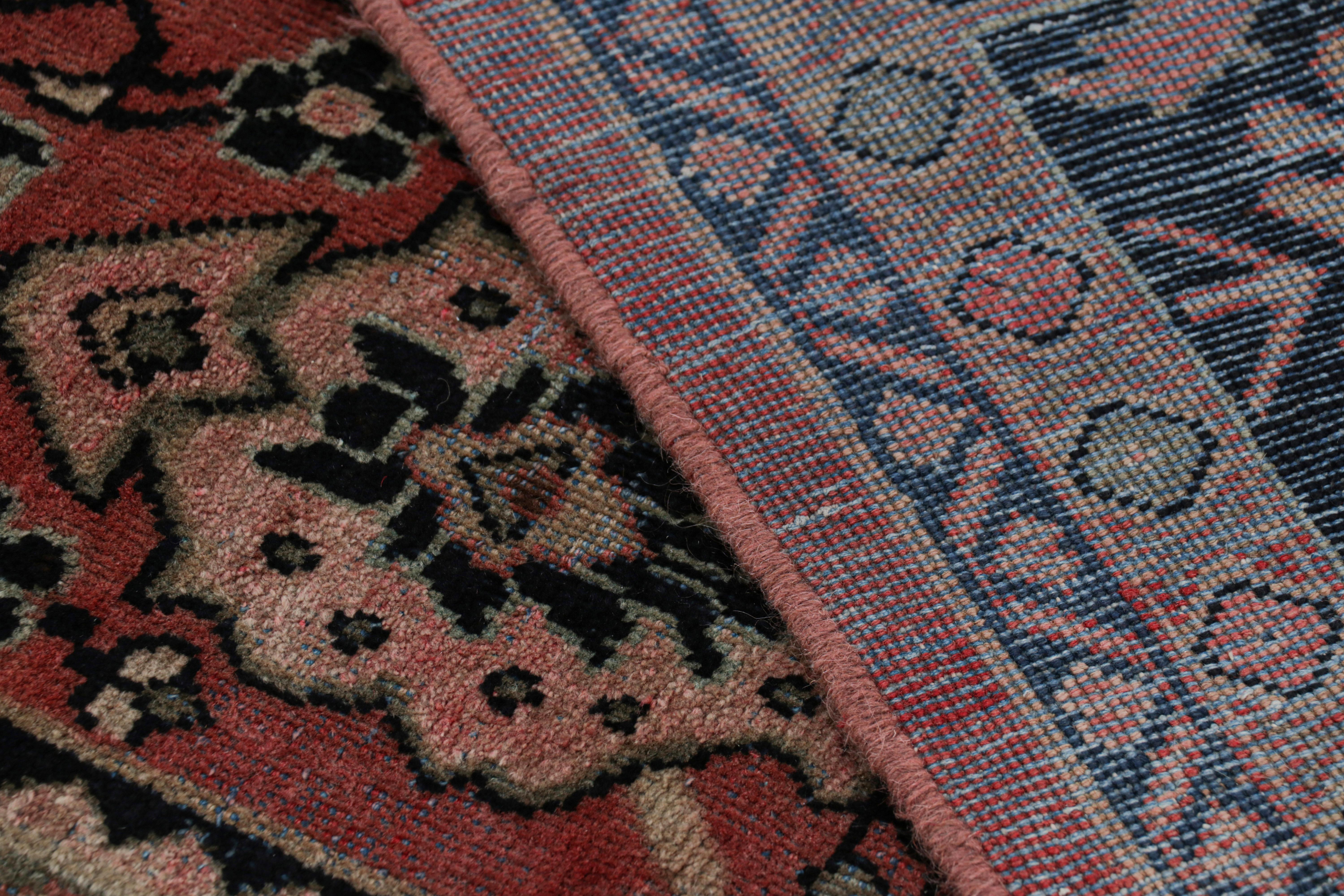Antiker persischer Kashan Teppich in Burgund mit floralen Mustern, von Rug & Kilim (Frühes 20. Jahrhundert) im Angebot