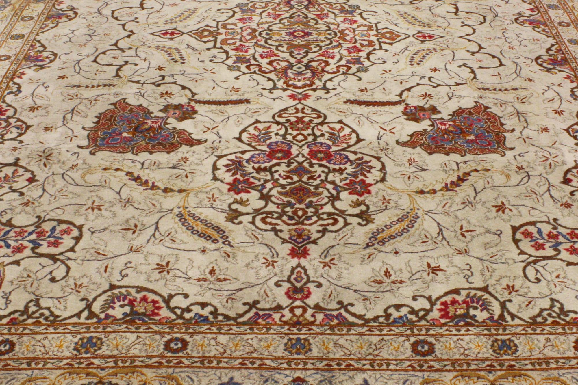 Antiker persischer Kashan Teppich, zeitlose Eleganz trifft auf stattliche Dekadenz (Arts and Crafts) im Angebot