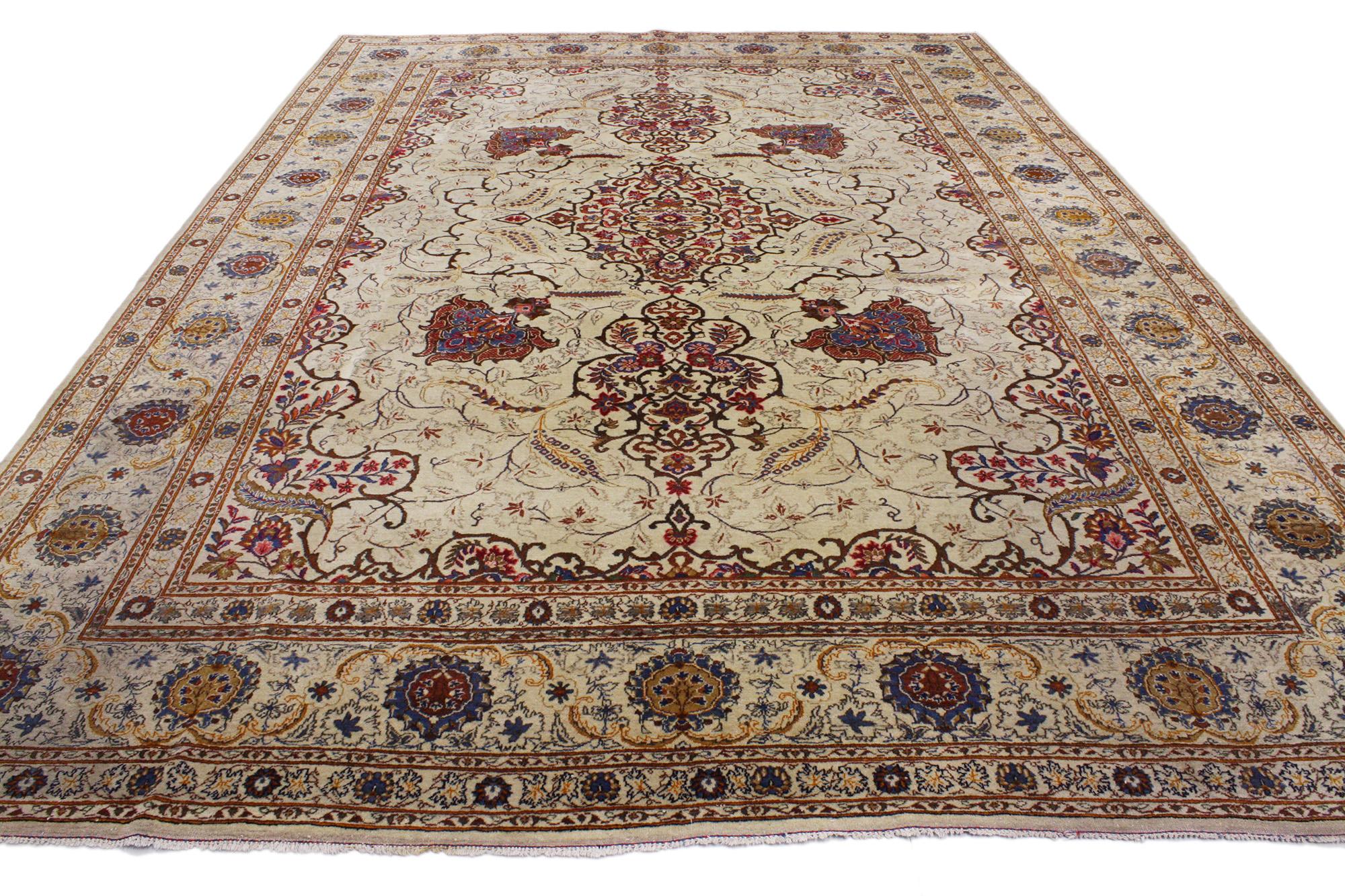 Antiker persischer Kashan Teppich, zeitlose Eleganz trifft auf stattliche Dekadenz (Persisch) im Angebot