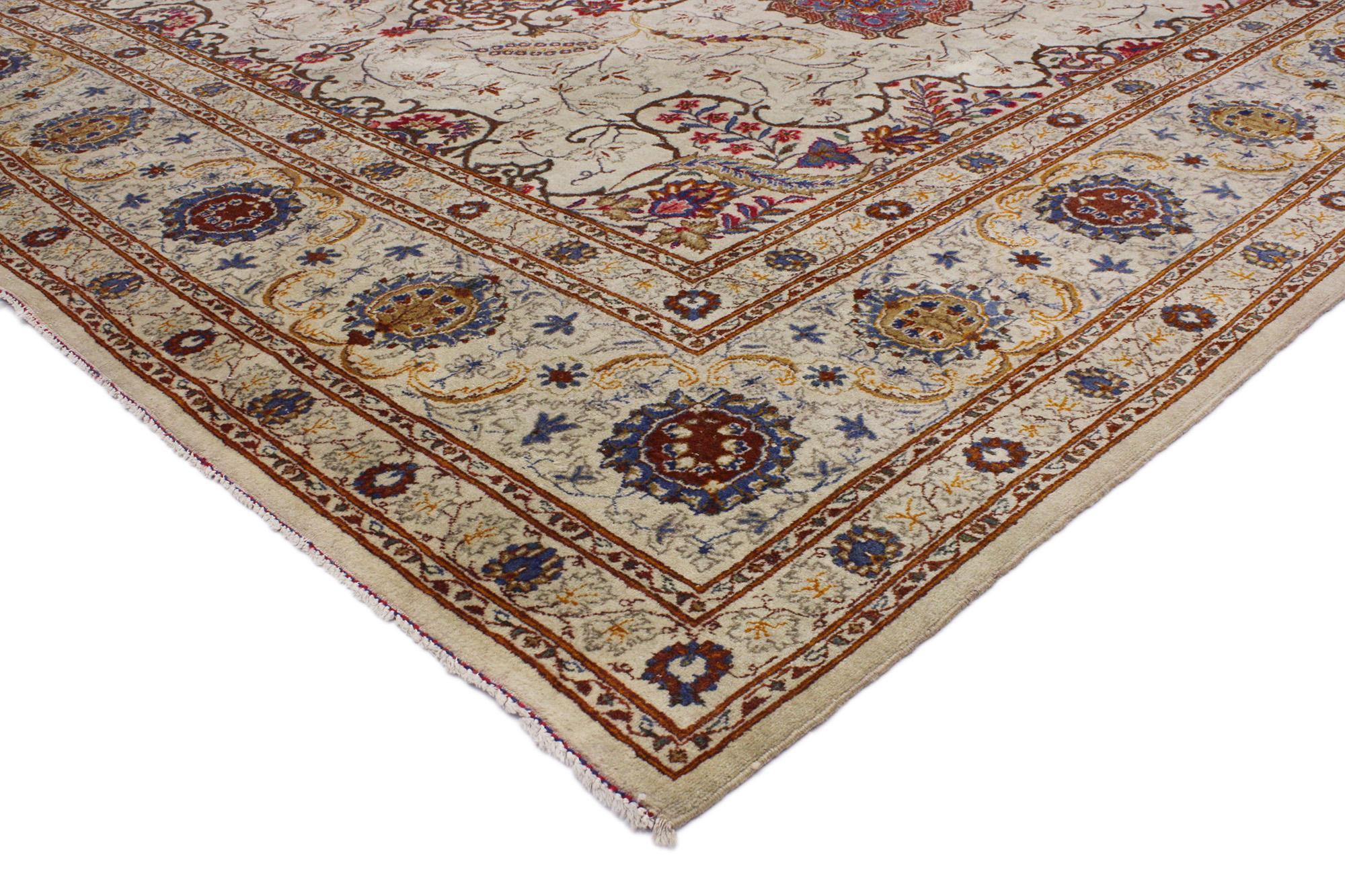 Antiker persischer Kashan Teppich, zeitlose Eleganz trifft auf stattliche Dekadenz im Zustand „Gut“ im Angebot in Dallas, TX