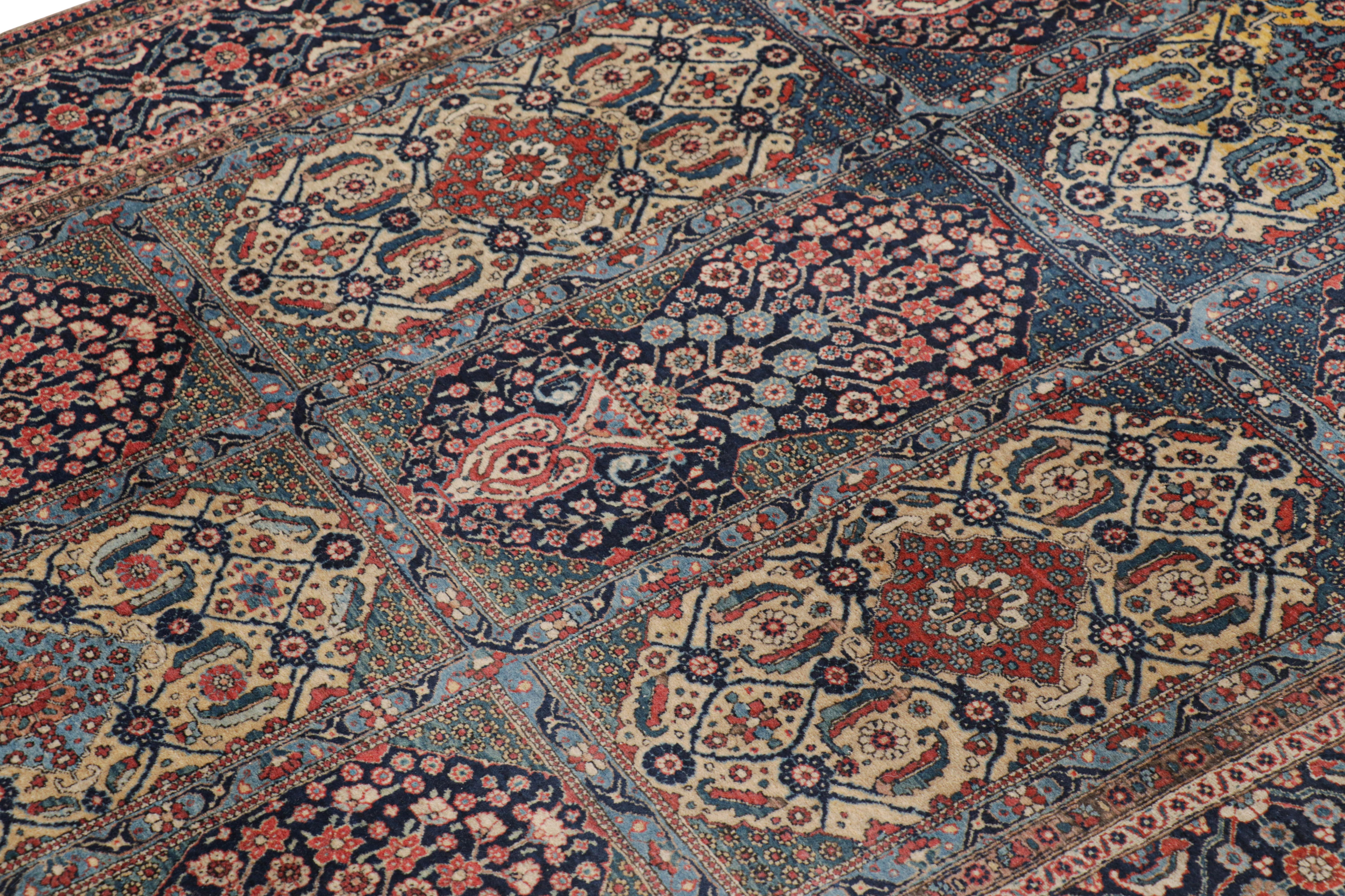 Handgeknüpft in Wolle um 1910-1920, ist dieser antike Perserteppich 4x6 aus Kashan eine seltene und besonders aufregende neue Kuration der Rug & Kilim Collection.

Über das Design: 

Kenner werden diesen ganz besonderen antiken Teppich zu schätzen