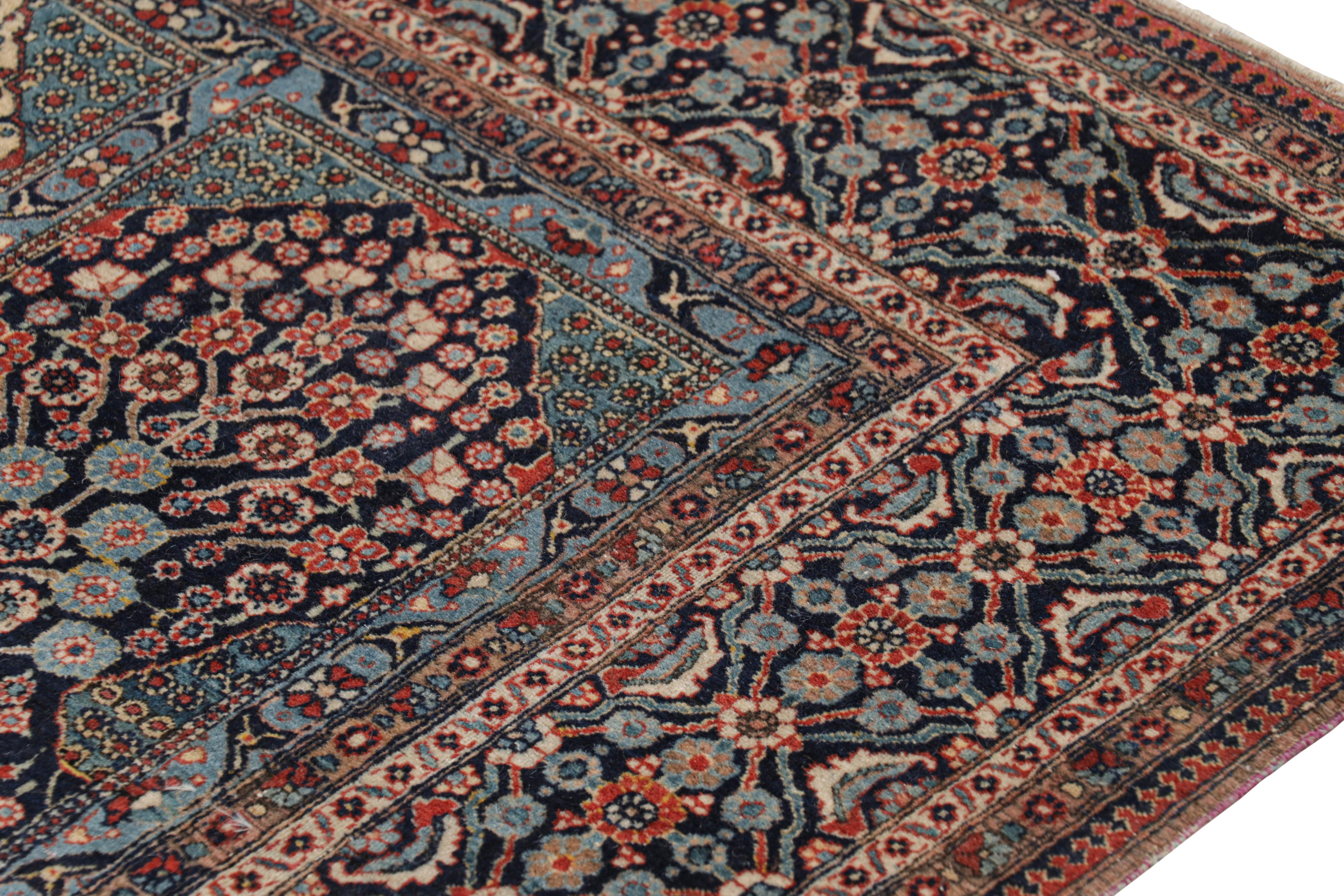 Antiker persischer Kashan-Teppich mit floralen und geometrischen Medaillons, von Rug & Kilim im Zustand „Gut“ im Angebot in Long Island City, NY