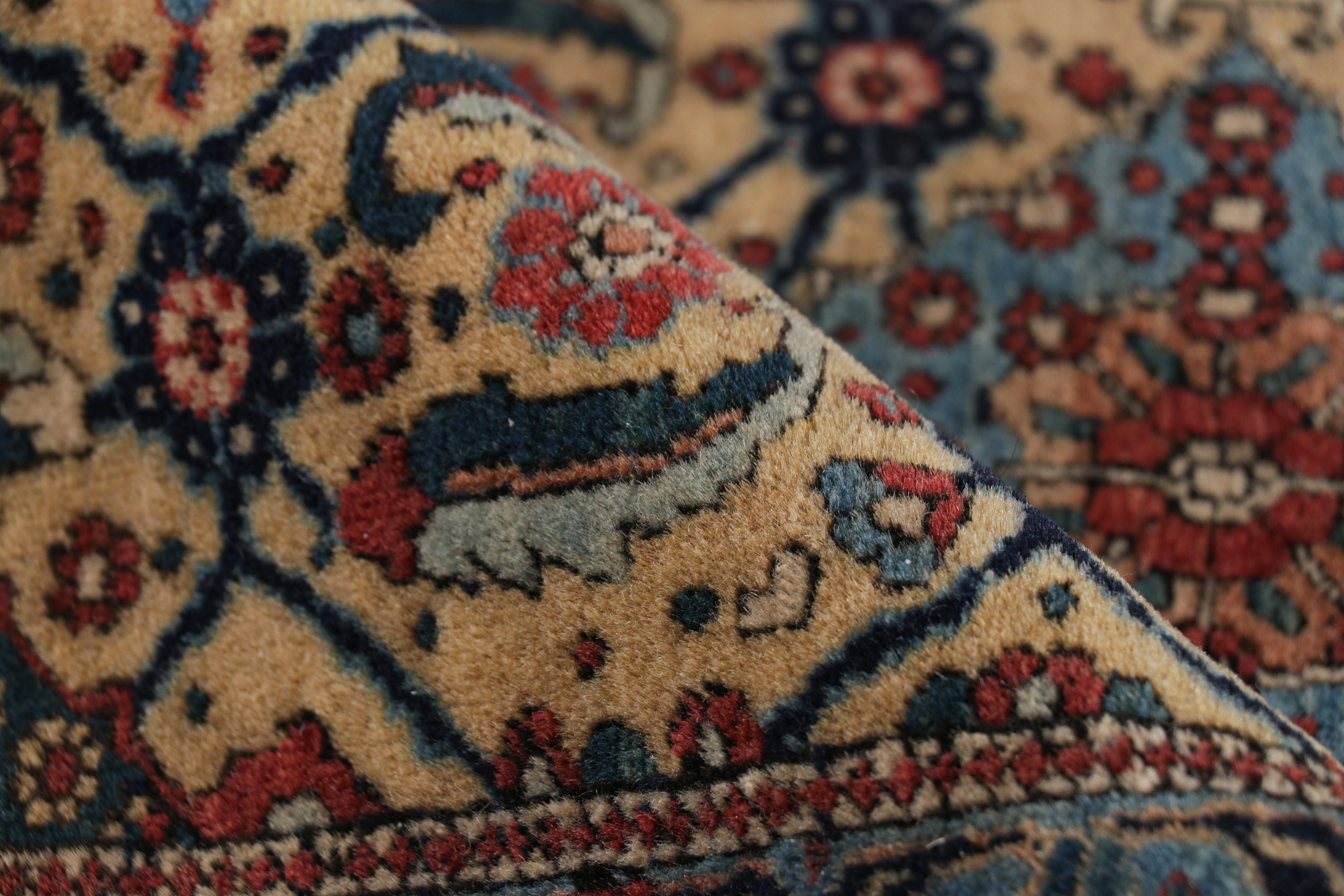 Antiker persischer Kashan-Teppich mit floralen und geometrischen Medaillons, von Rug & Kilim (Frühes 20. Jahrhundert) im Angebot