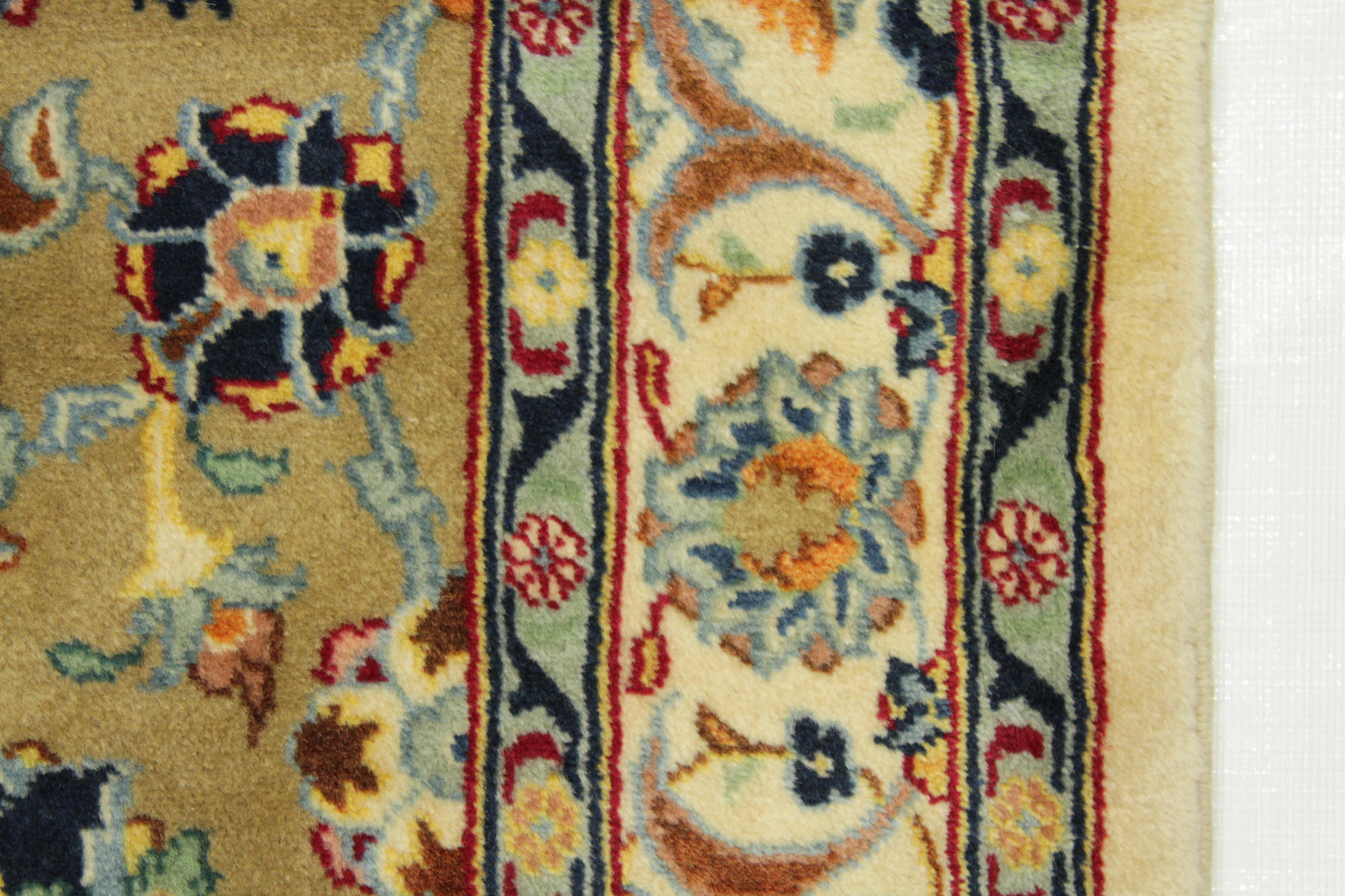 Tapis persan ancien de Kashan avec médaillons à fleurs sur fond ivoire, vers 1970 en vente 3