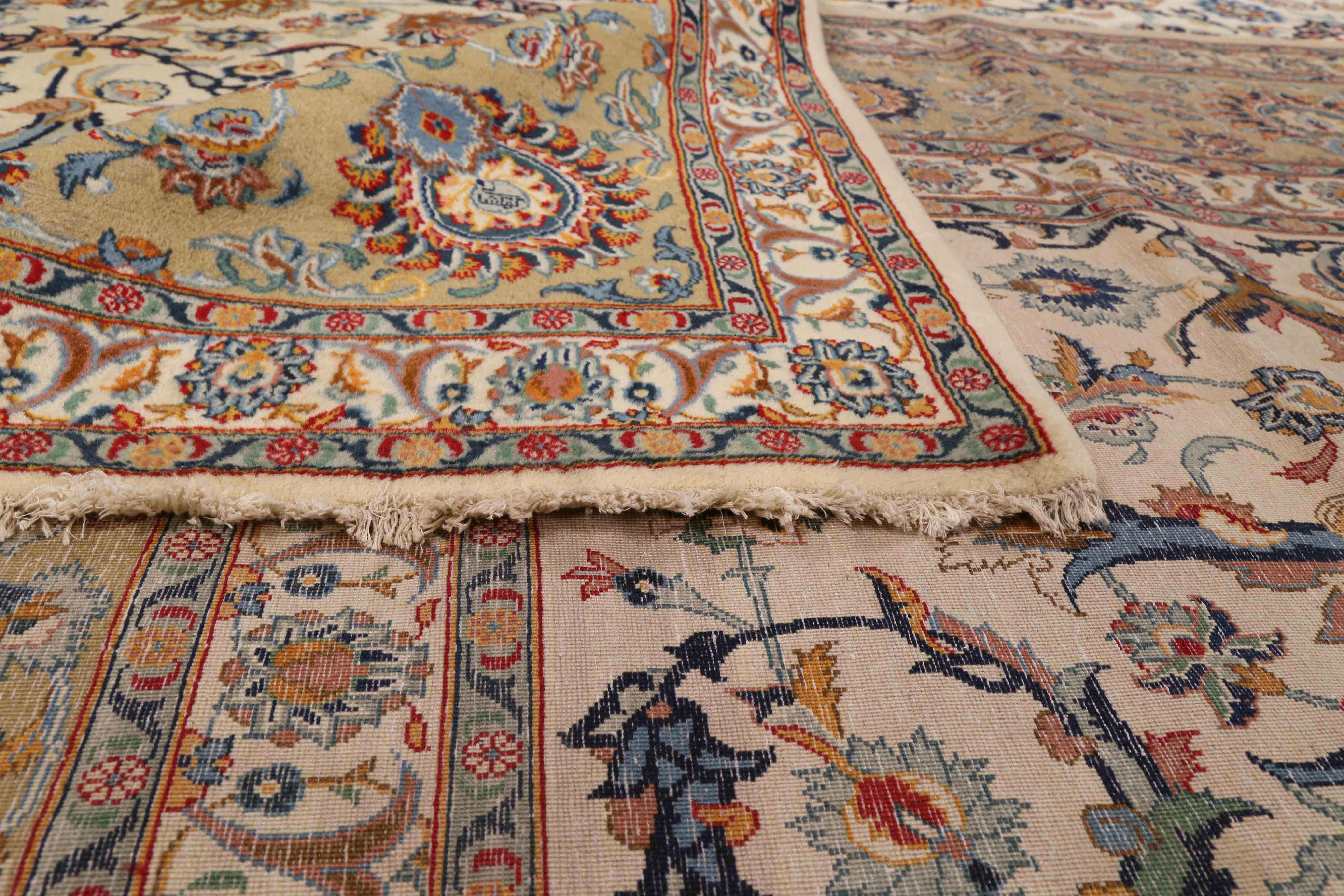 tapis persan ancien datant des années 1970, fabriqué à la main en utilisant de la laine fine teintée avec des colorants végétaux entièrement naturels. Il a été tissé selon le style très prisé des tisserands de Kashan, une ville de la célèbre