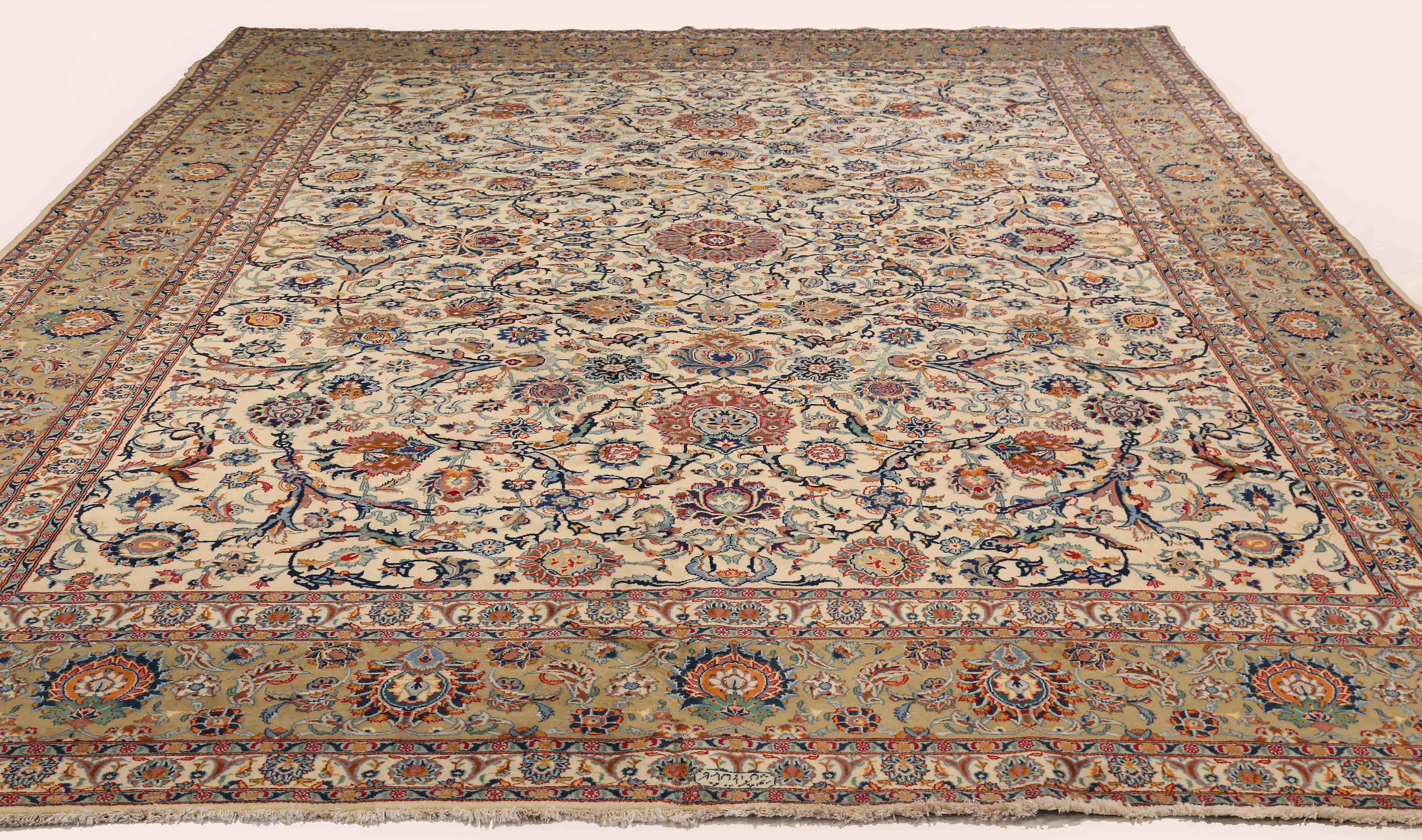 Noué à la main Tapis persan ancien de Kashan avec médaillons à fleurs sur fond ivoire, vers 1970 en vente
