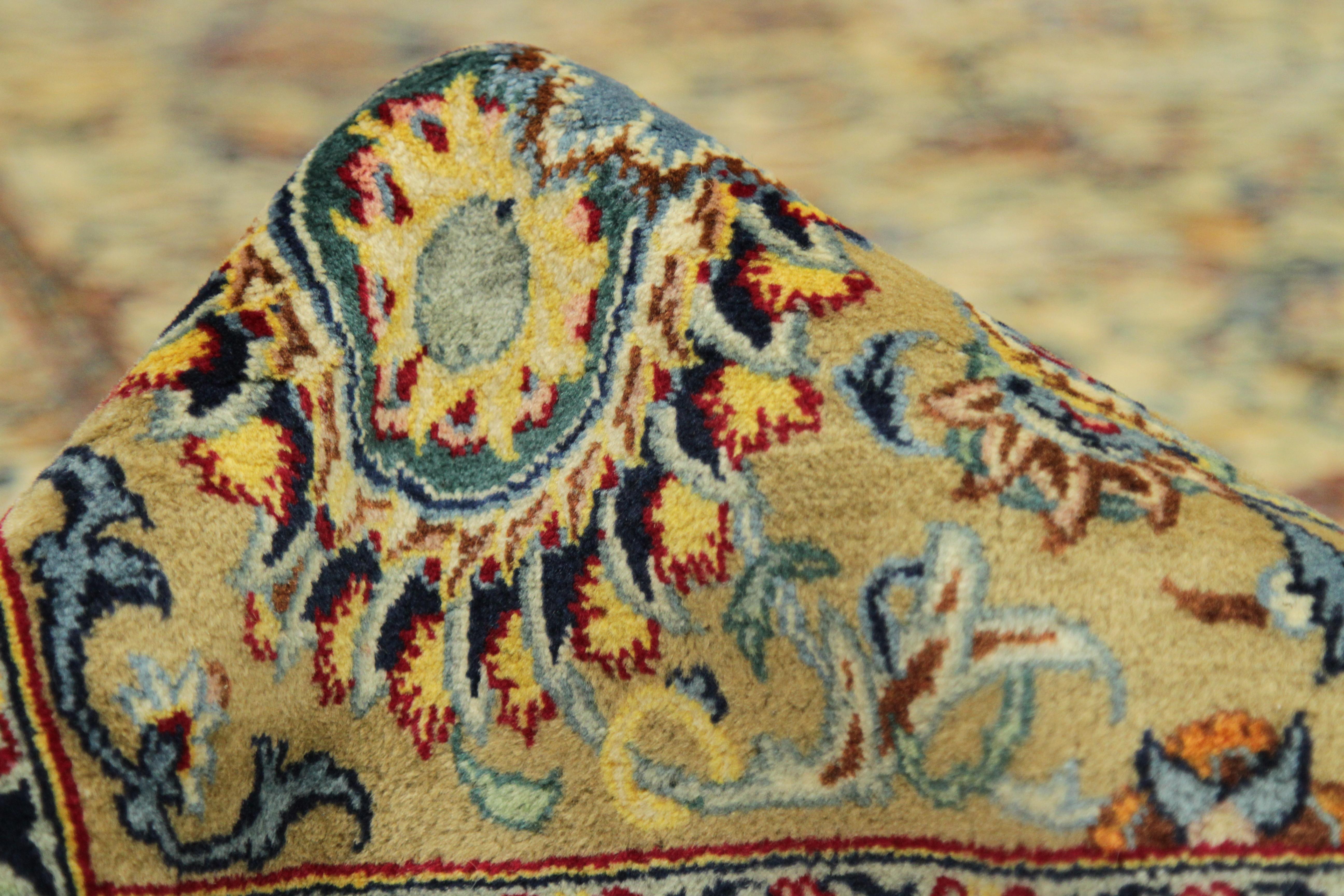 Tapis persan ancien de Kashan avec médaillons à fleurs sur fond ivoire, vers 1970 Excellent état - En vente à Dallas, TX