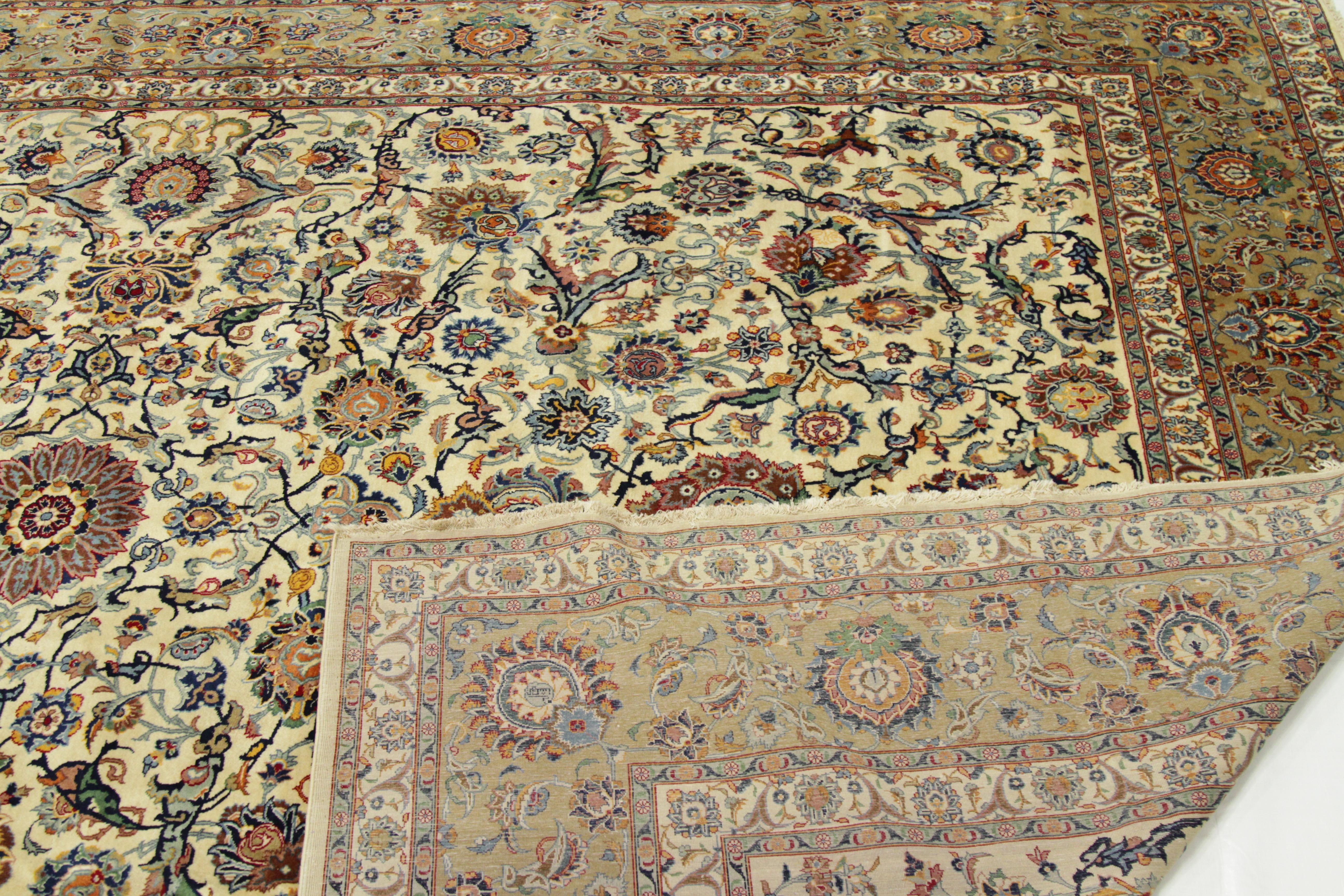 Fin du 20e siècle Tapis persan ancien de Kashan avec médaillons à fleurs sur fond ivoire, vers 1970 en vente